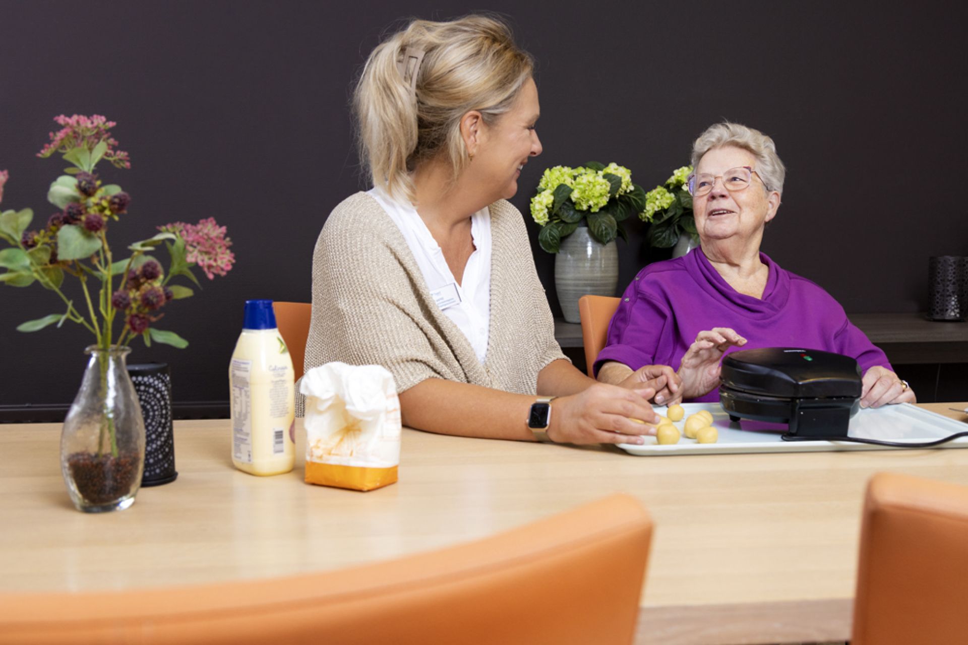 Cliënt bakt samen met cliënt kniepertjes.