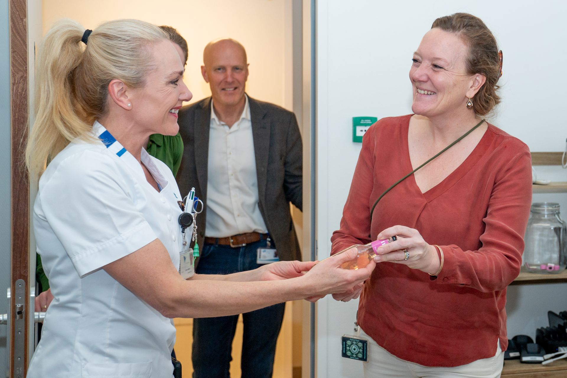 Collega's krijgen een nieuwjaarstraktatie in het Scheper in Emmen 