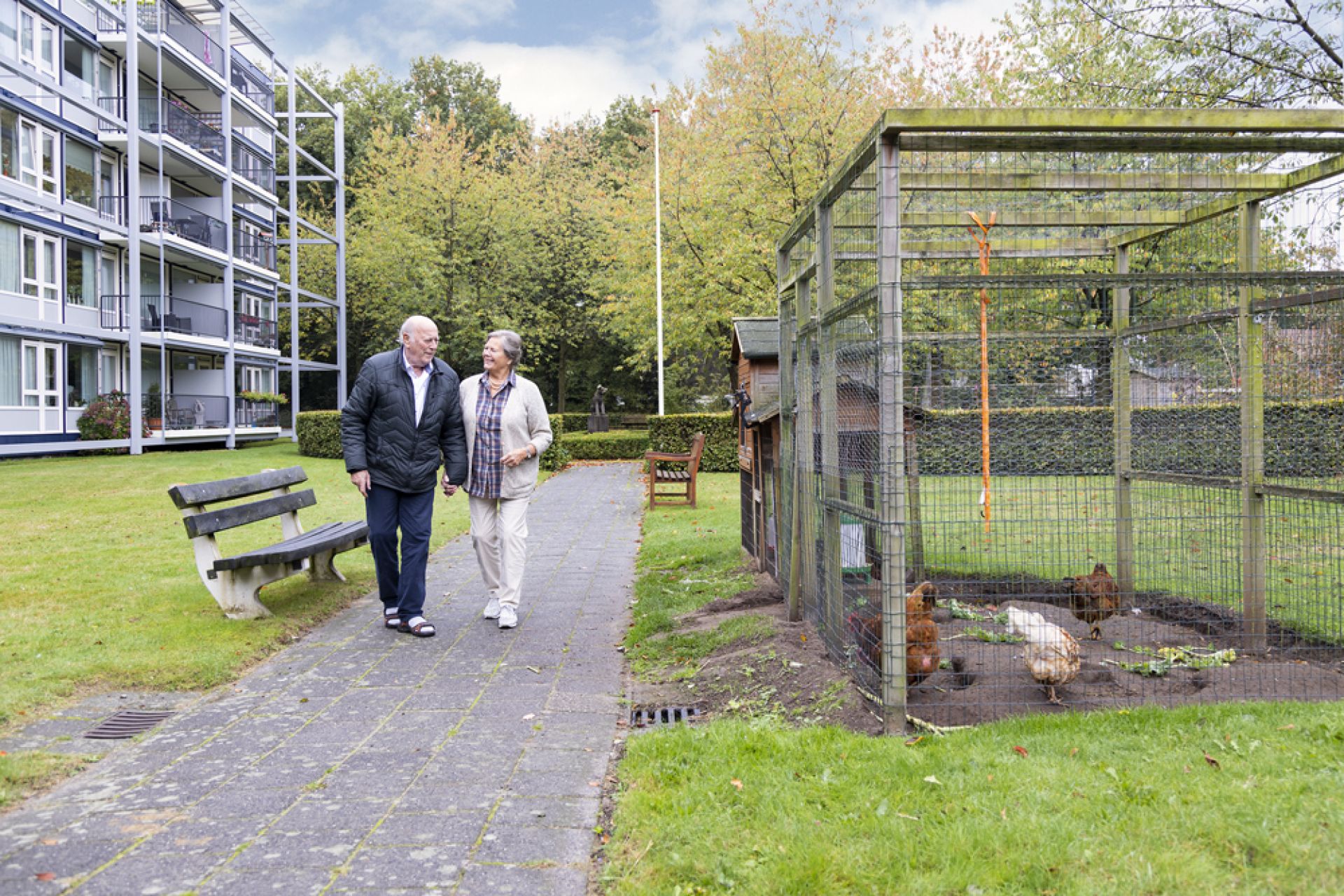 Twee bewoners van Oostermarke maken een wandeling in de tuin