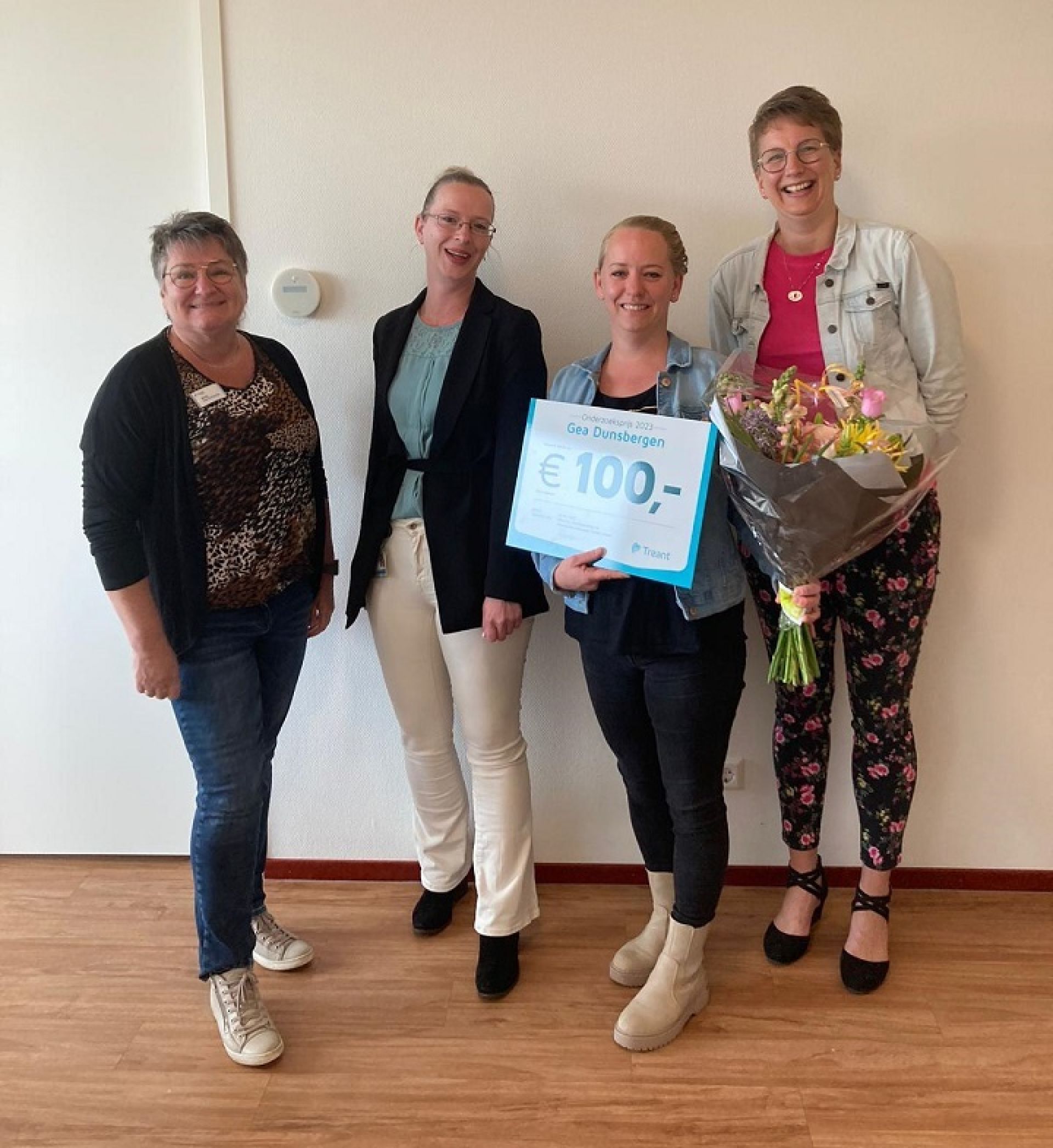 Foto met de winnaar van de eerste onderzoeksprijs samen met drie leden van de VVAR