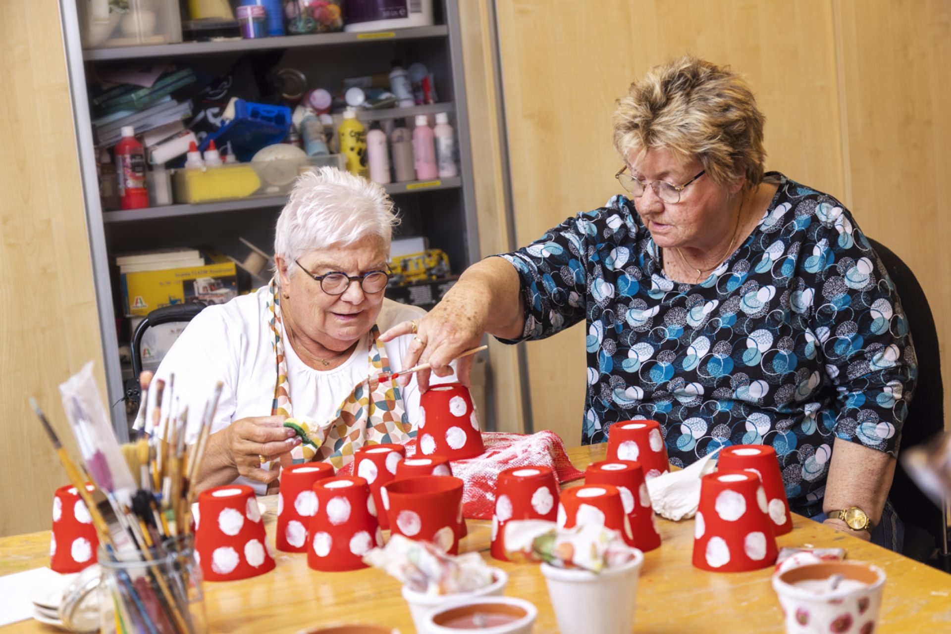 Twee dames aan het knutselen in De Horst