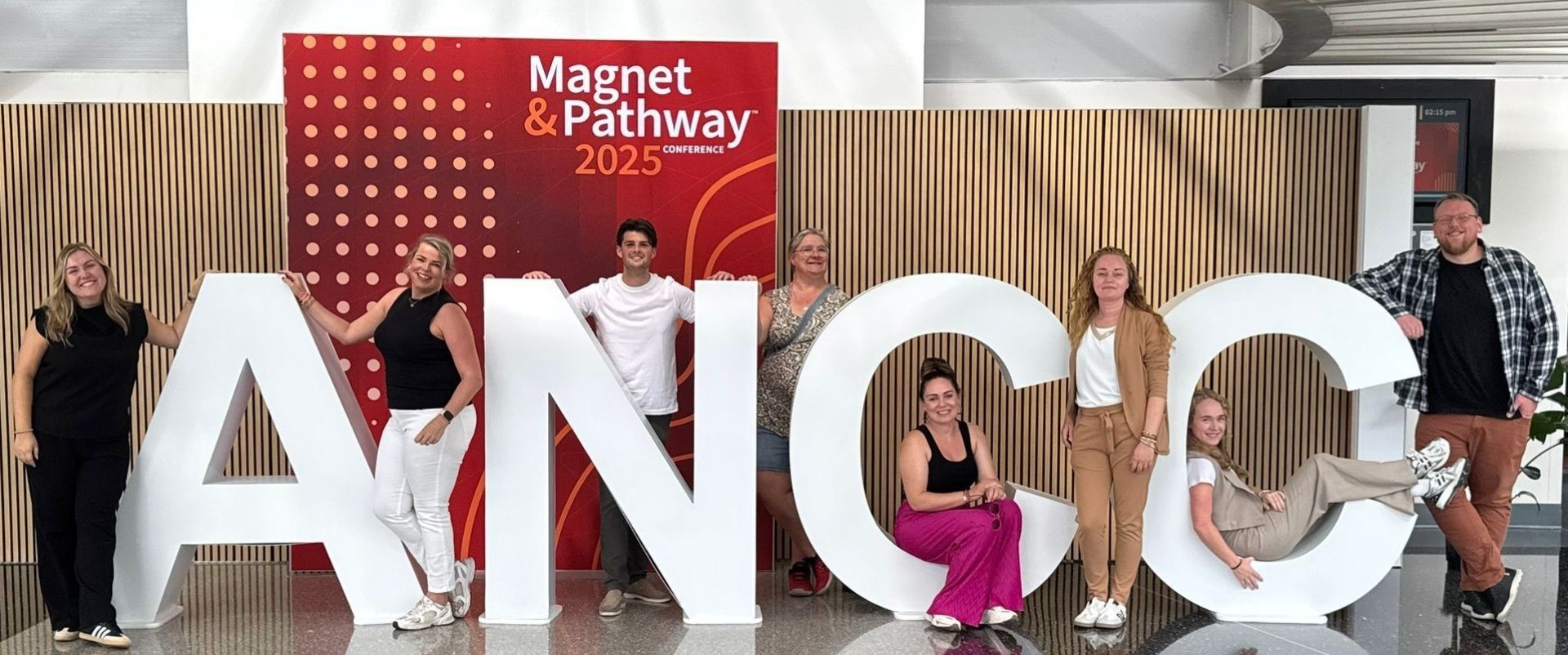 De councilleiders staan bij reuze ANCC-letters