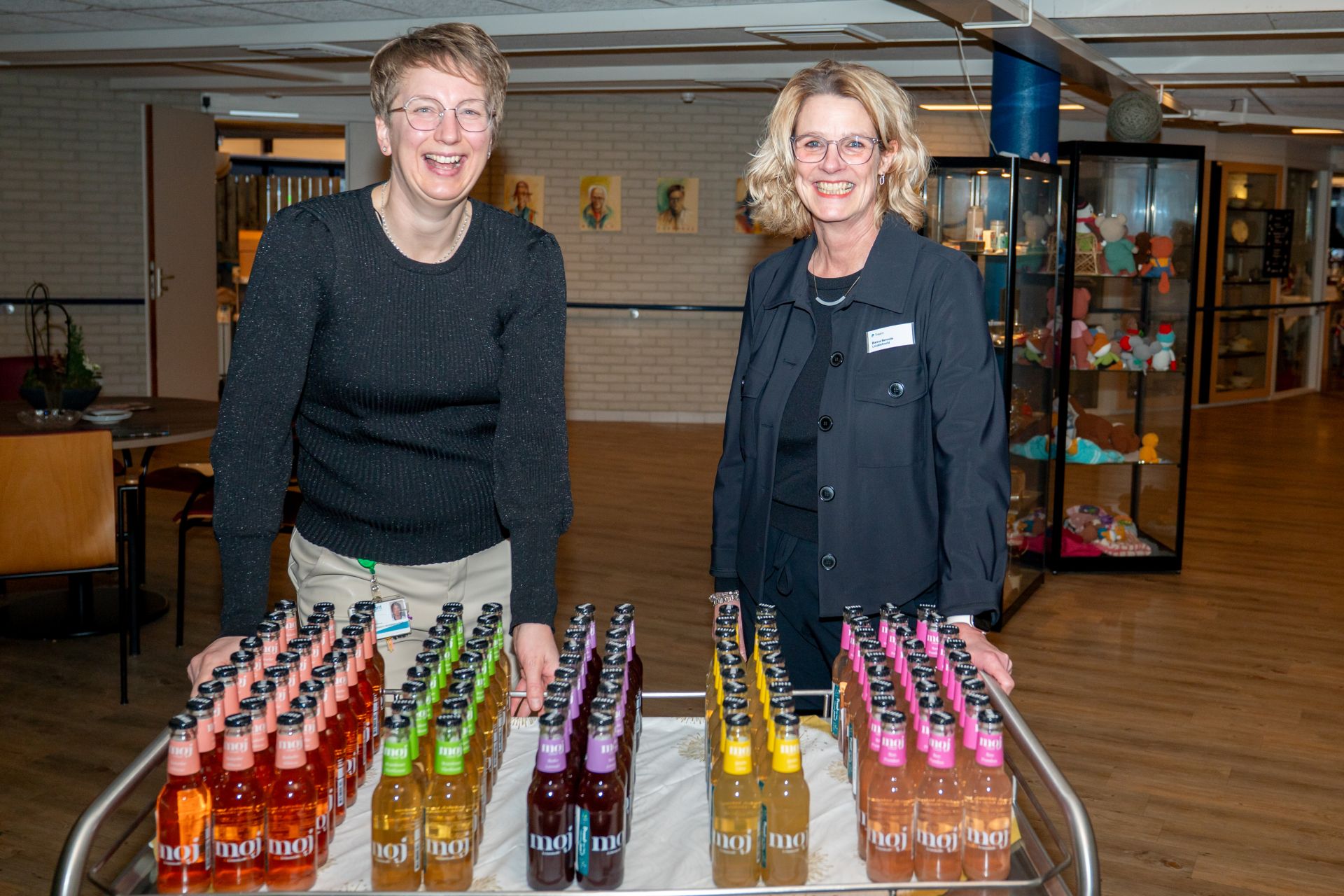 Collega's Zuidermarke in Emmen genieten van hun nieuwjaarstraktatie