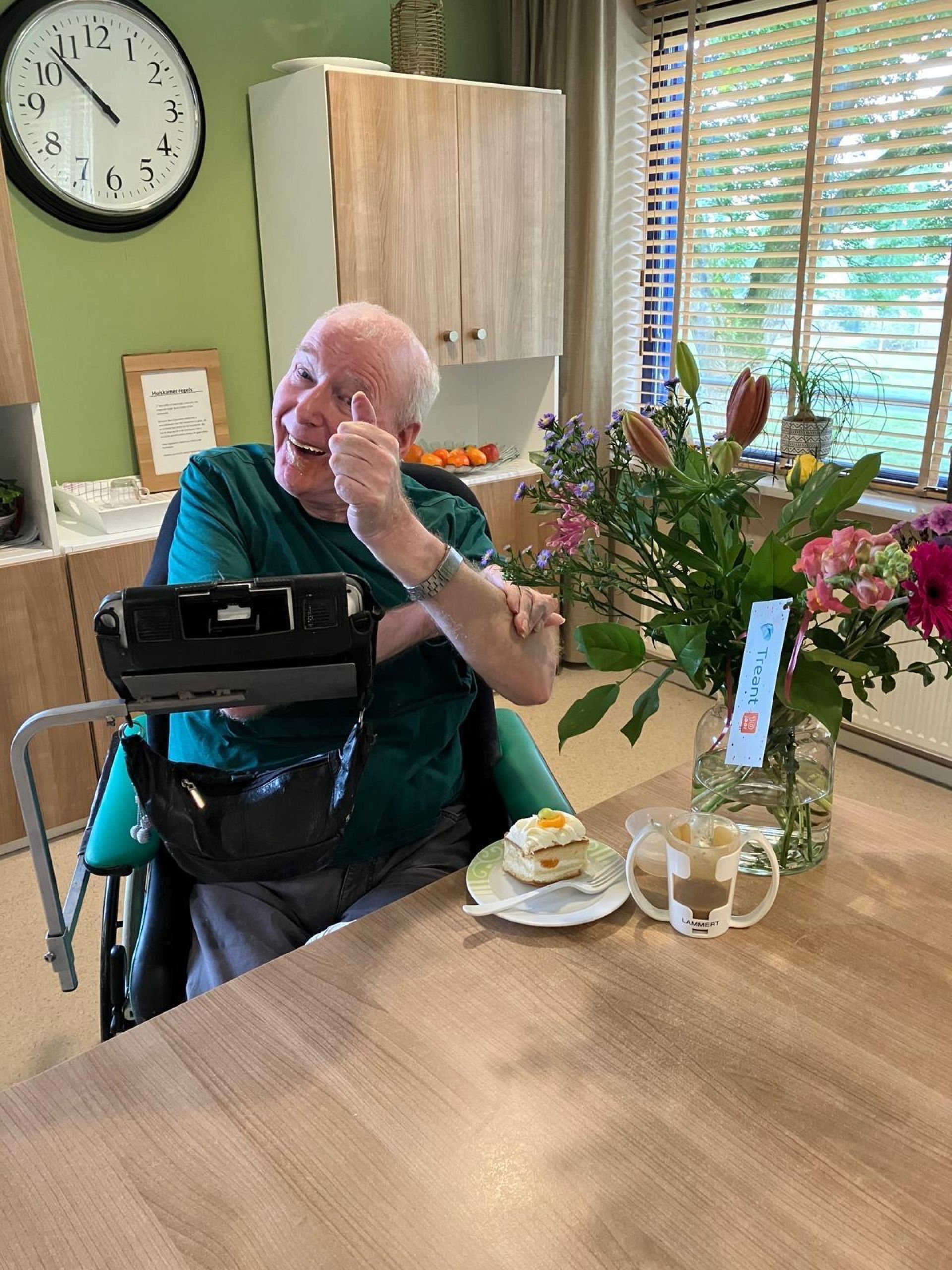 Cliënten steekt duim omhoog en geniet van koffie en taart