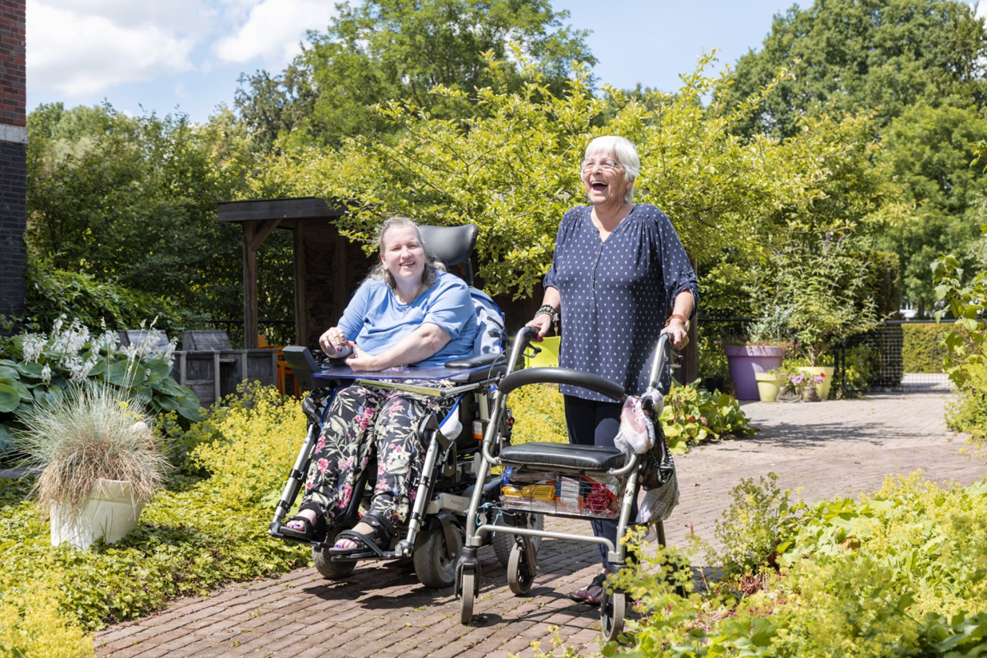 Twee vrouwen wandelen in tuin van De Horst