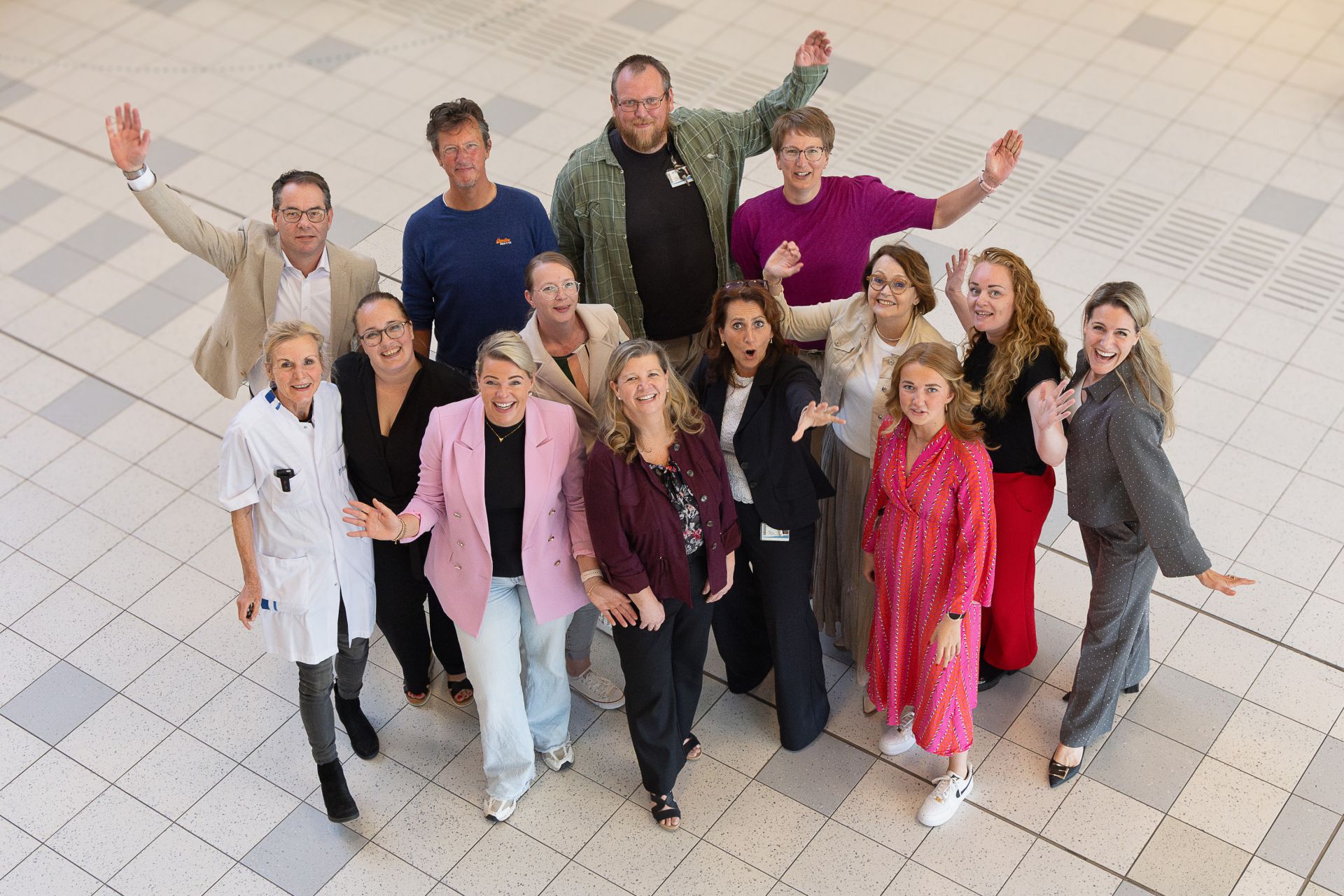 Lynn Newberry te midden van de trekkers van magneetorganisatie binnen Treant