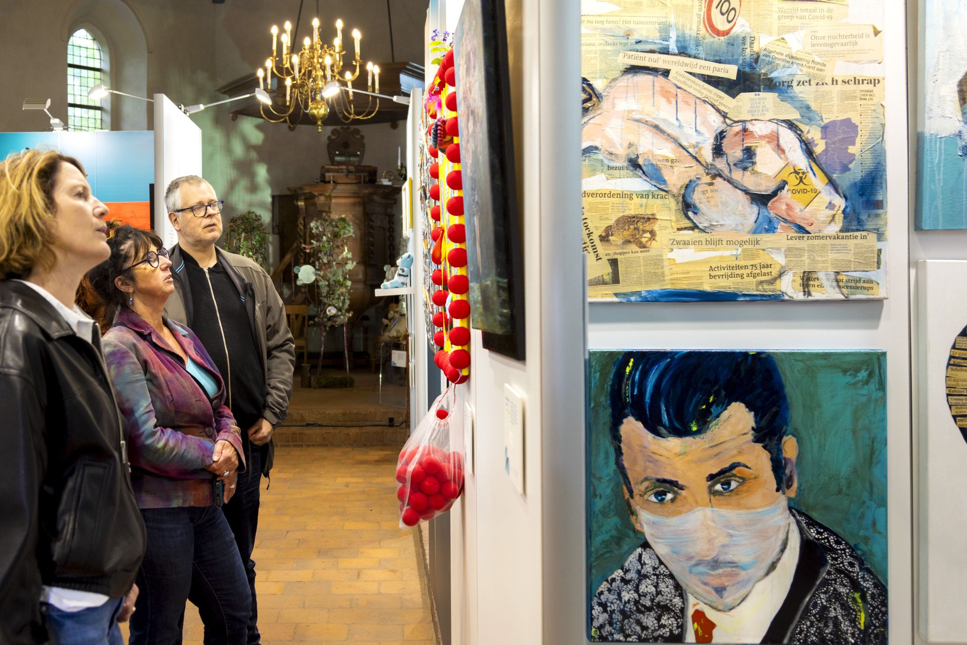 Mensen kijken naar een van de kunstwerken tijdens de expositie 'Mijn mooiste heinnering aan (de zorg van) Treant