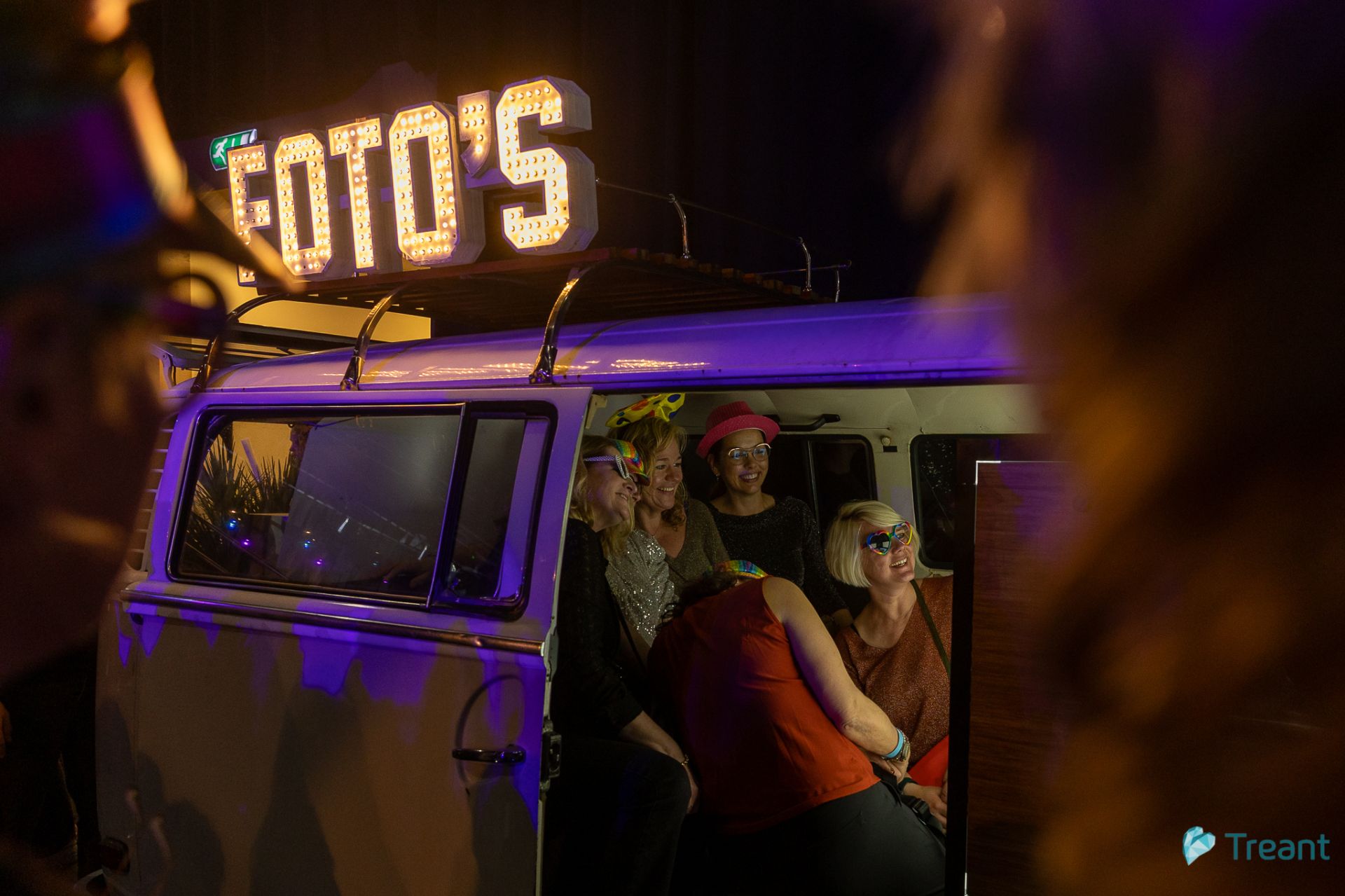 mensen zitten in autobusje en maken een foto