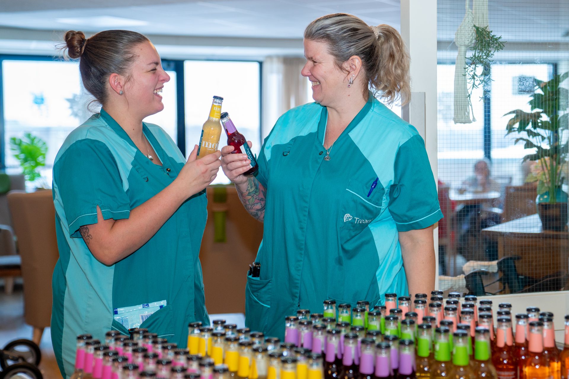 Collega's zijn blij met het flesje frisdrank als nieuwjaarstraktatie 