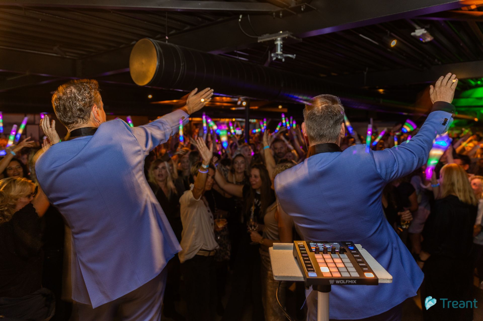 mensen zijn aan het dansen