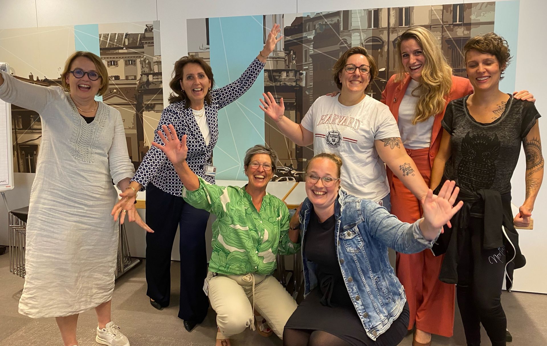 Foto met een aantal verpleegkundigen en verzorgenden, samen met de voorzitter van de raad van bestuur en een manager bedrijfsvoering