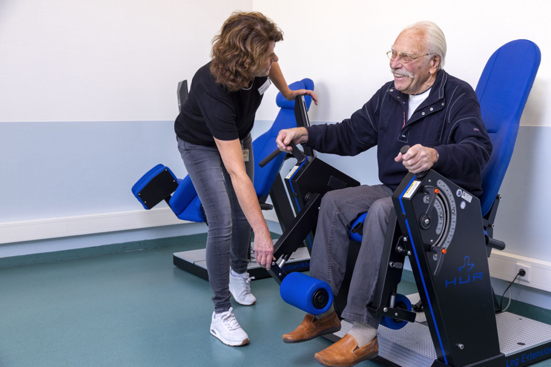 Cliënt Weidesteyn krijgt fysiotherapie onder leiding van fysiotherapeut.