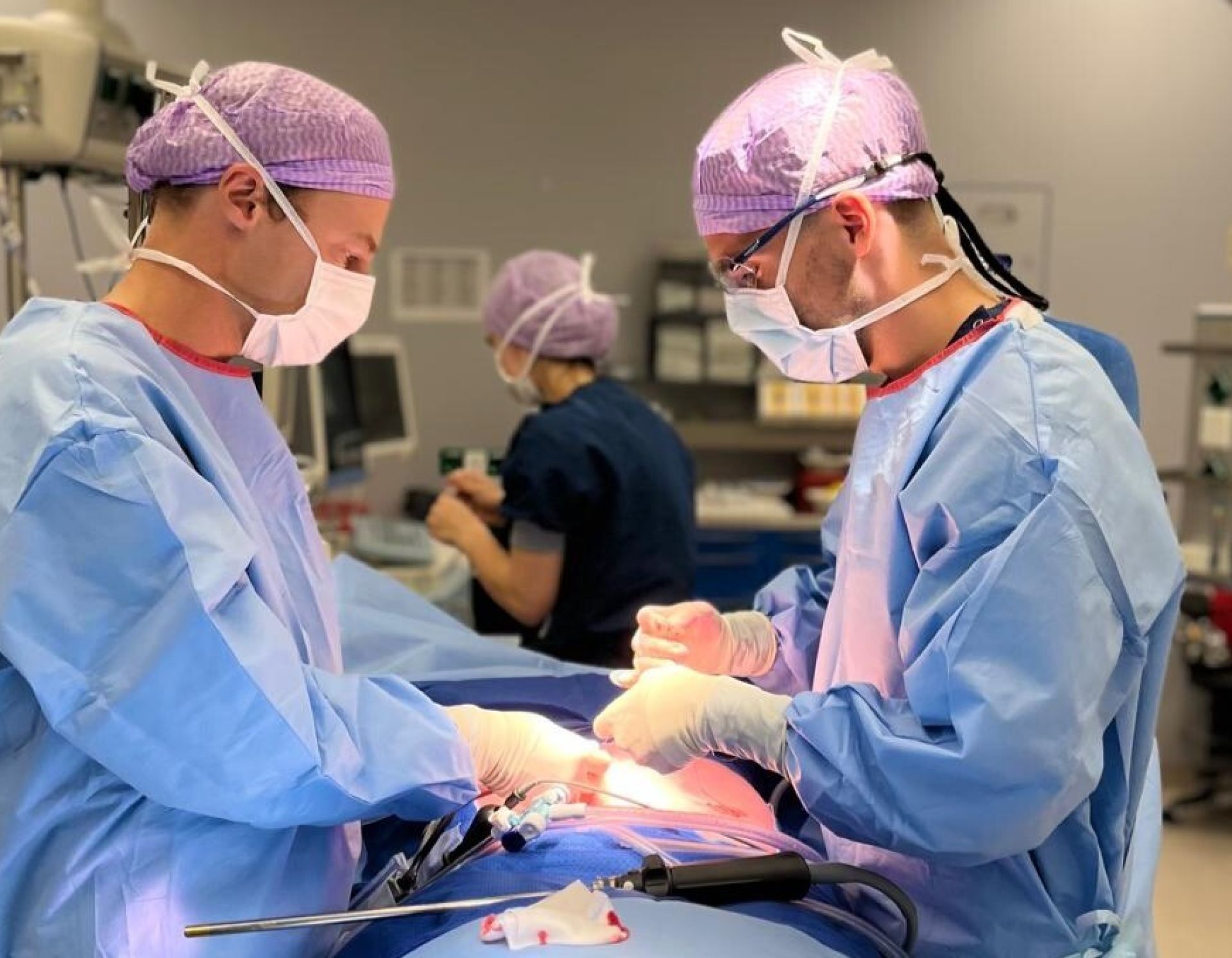 Twee specialisten staan aan de operatietafel