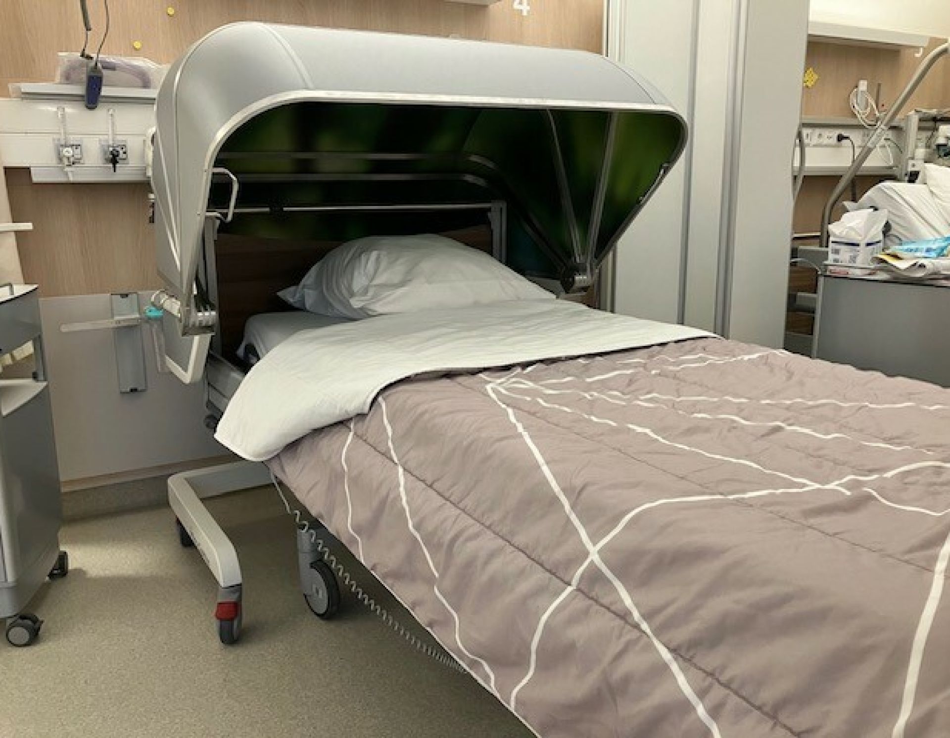 Een bed met een slimme bedkap