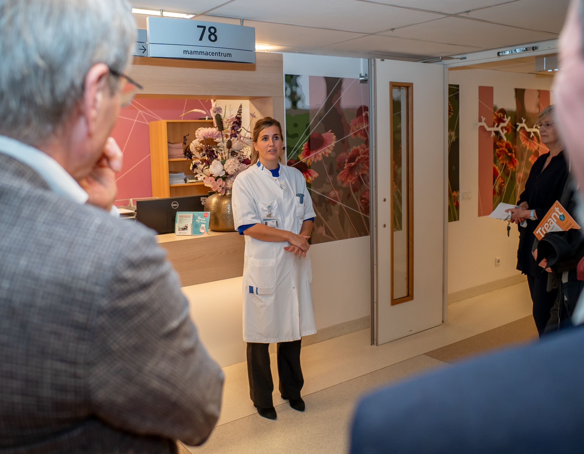 Collega Linda Wolf staat bij de Mammapoli om de VVD te ontvangen voor een rondleiding over de afdeling