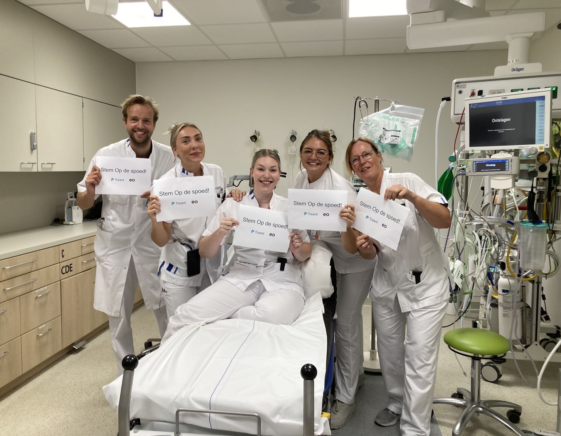 Collega's houden papier vast met Stem op OIp de spoed