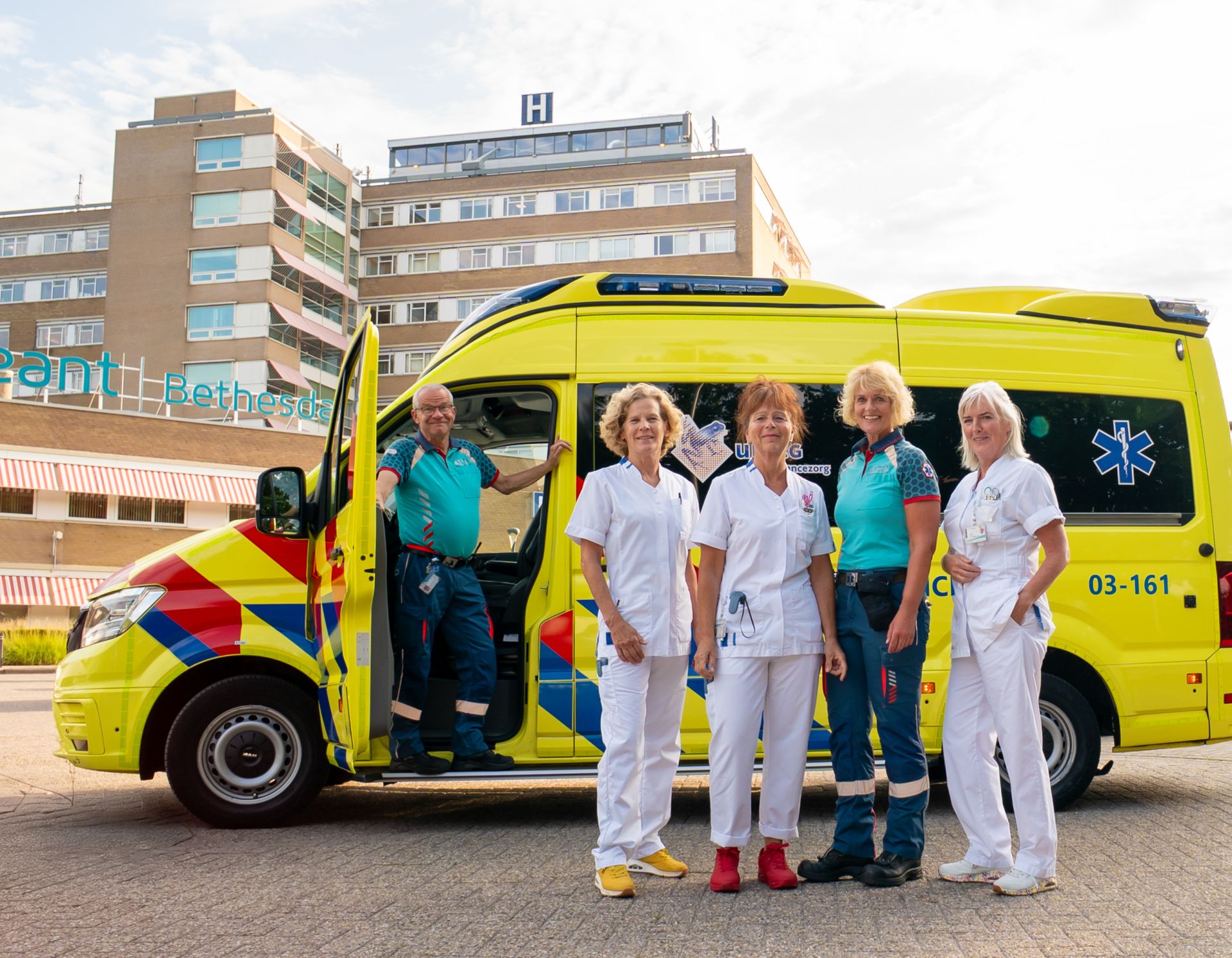 Een ambulance bij ziekenhuislocatie Bethesda van Treant in Hoogeveen