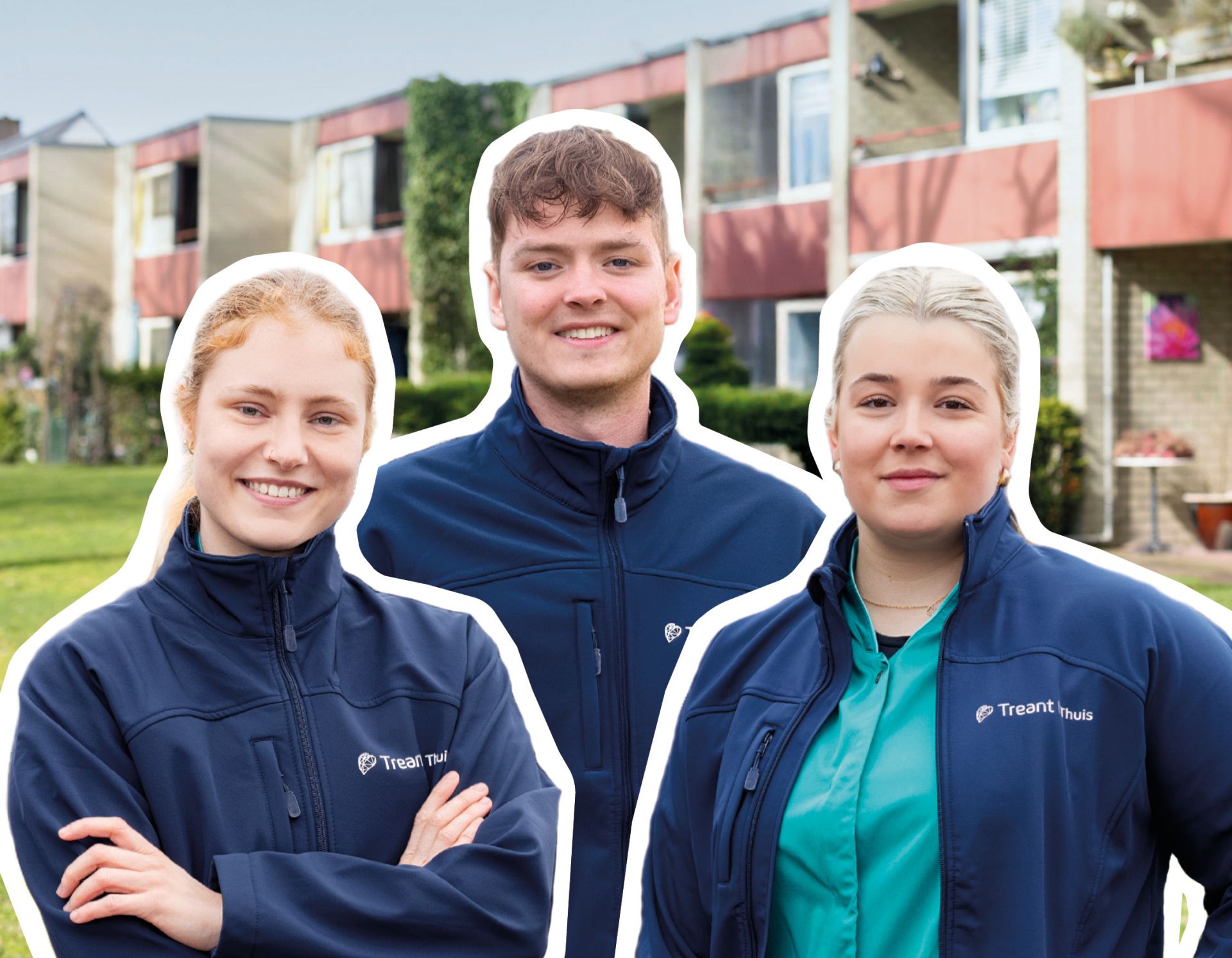 Drie mensen met uniformen poseren buiten bij een rij gebouwen.