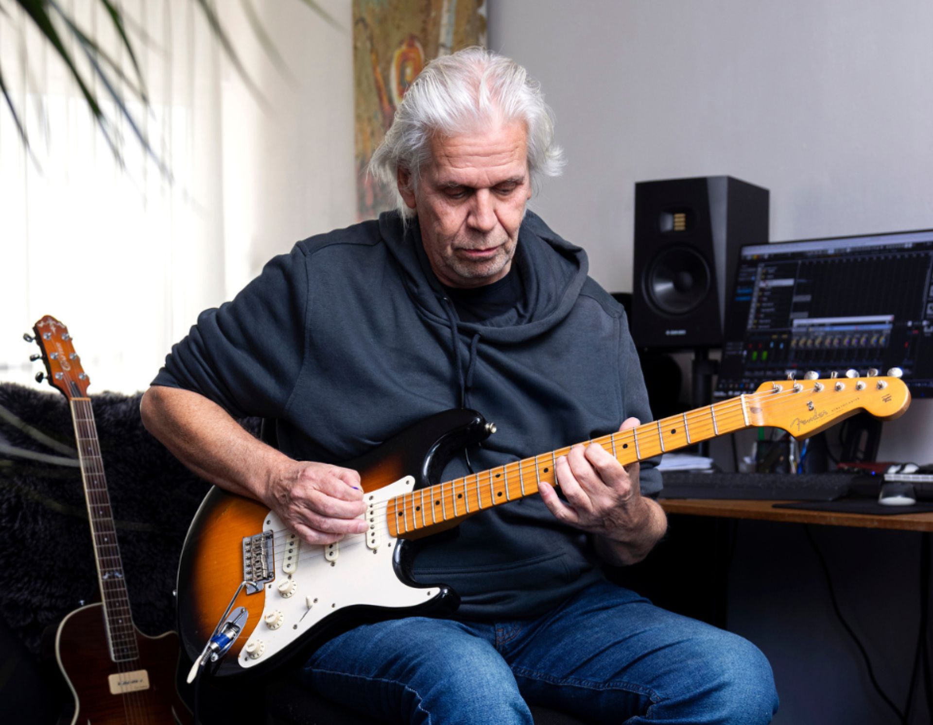 Geerten vertelt over muziekthreapie met zijn gitaar 