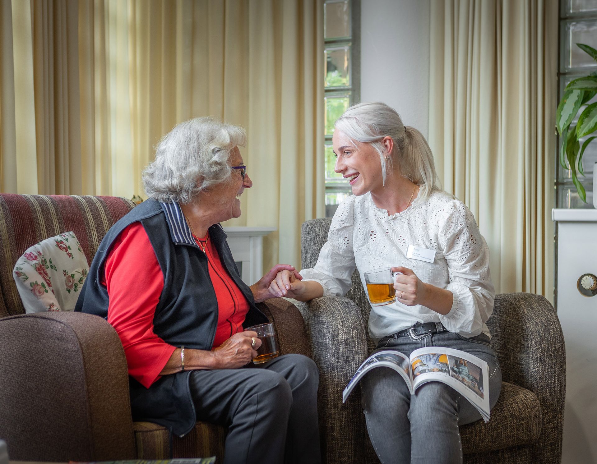 Cliënt en medewerker in gesprek
