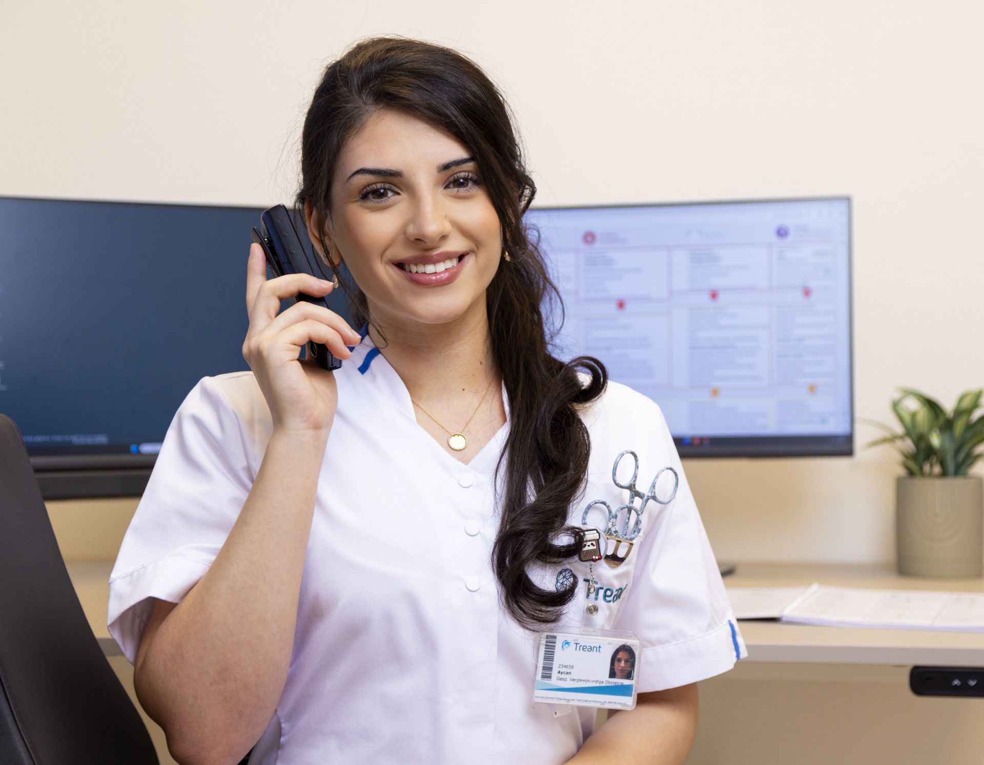 Verpleegkundige is aan het bellen