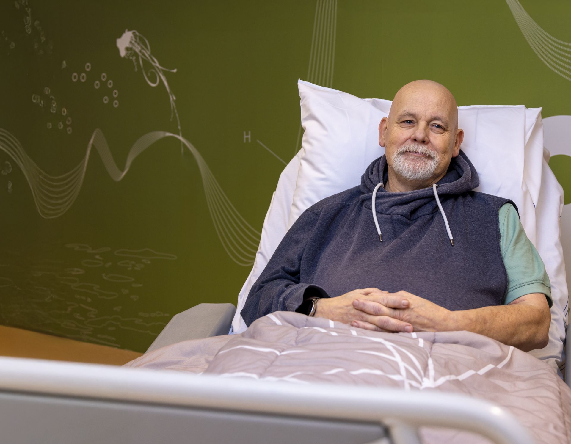 Luuk ligt in een bed op de dialyseafdeling