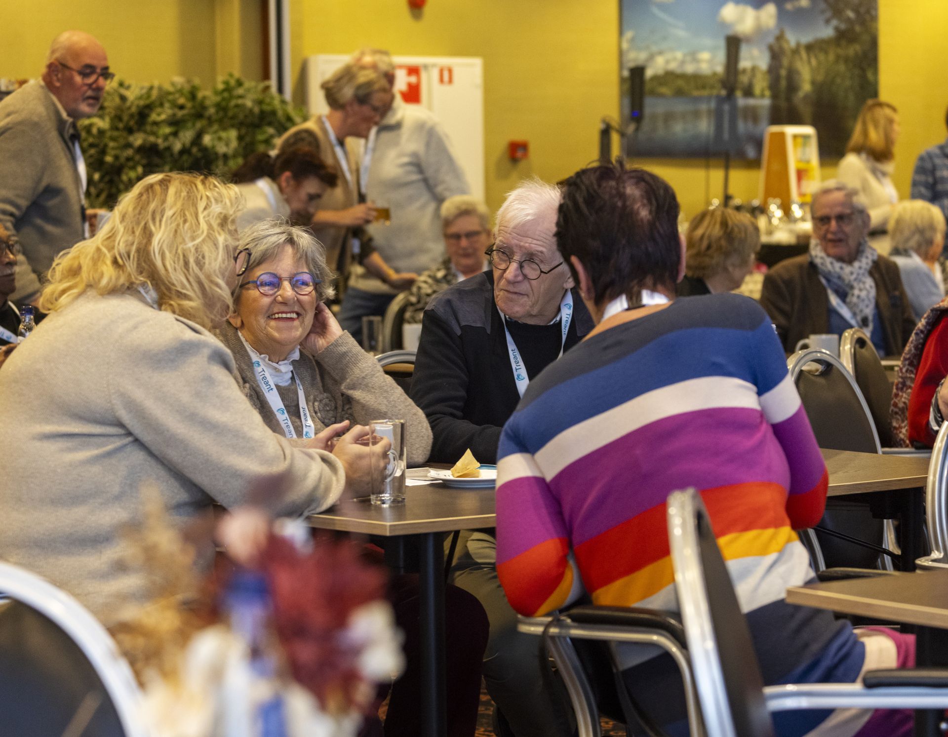 Impressie van de IC-nazorgdag van Treant. Ex-IC-patiënten zitten aan tafel