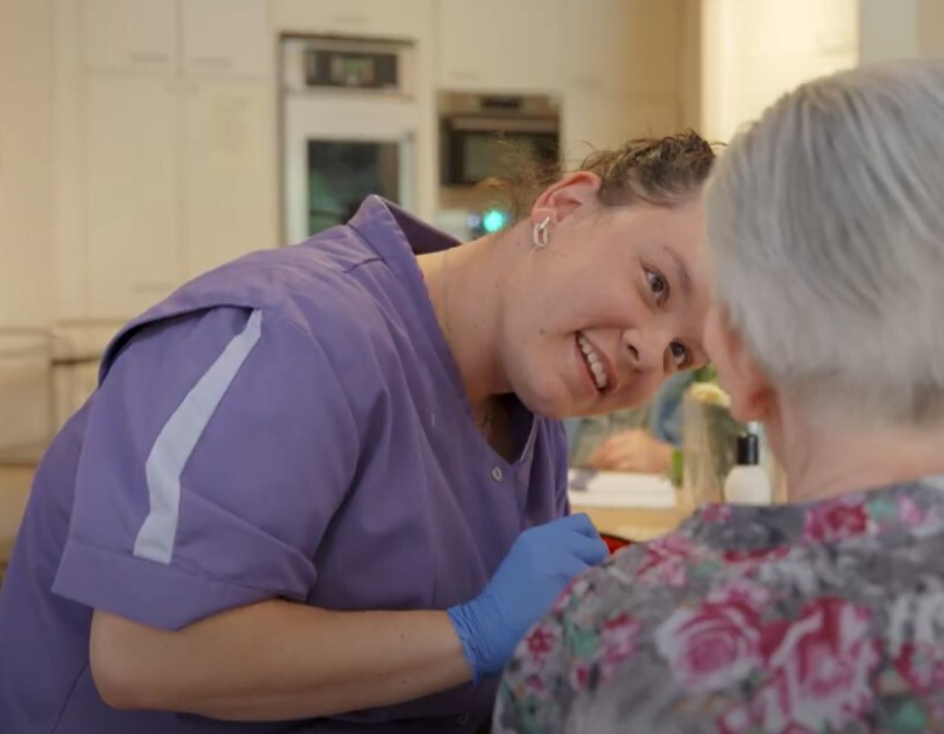 Verzorgende met een cliënt