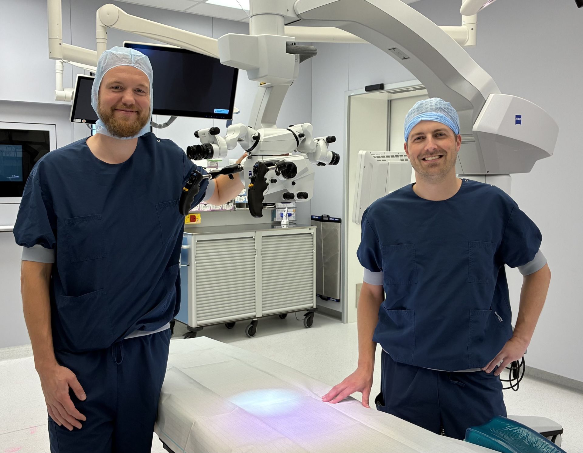 Twee chirurgen in een operatiekamer met apparatuur.