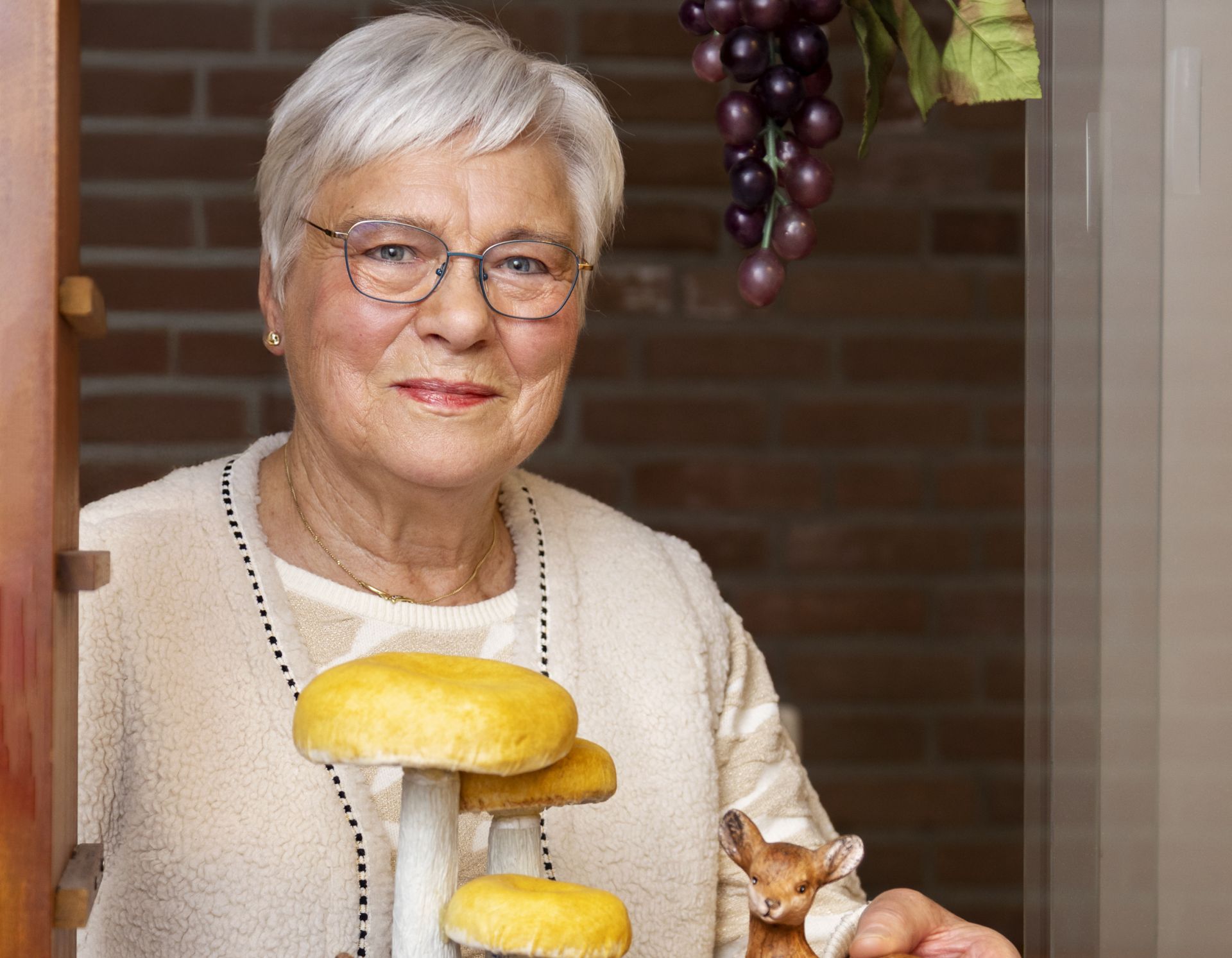 Vrijwilligster Lies op de foto met allerlei herfst attributen