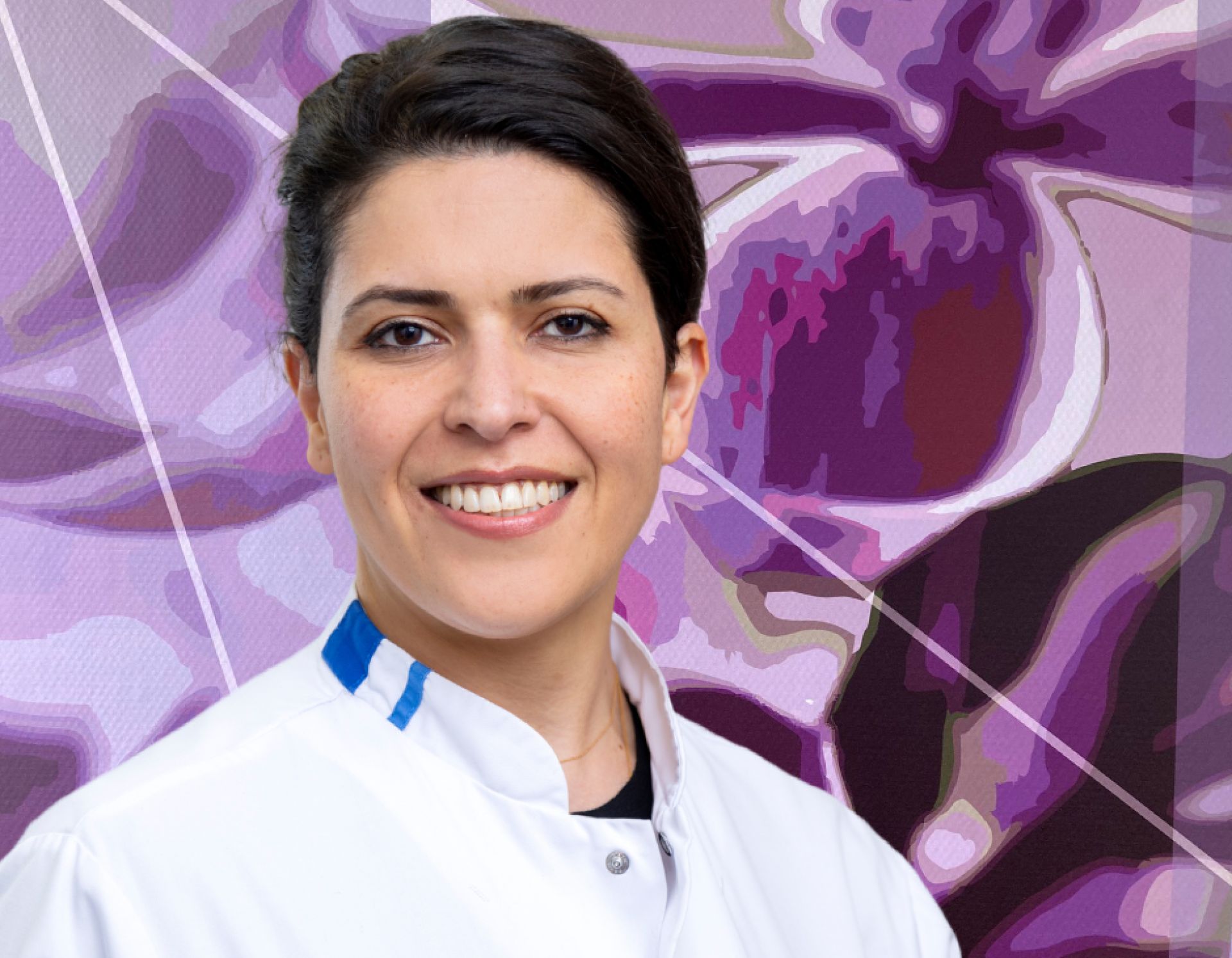 Een persoon in een witte jas staat voor een abstracte achtergrond in paarse tinten.