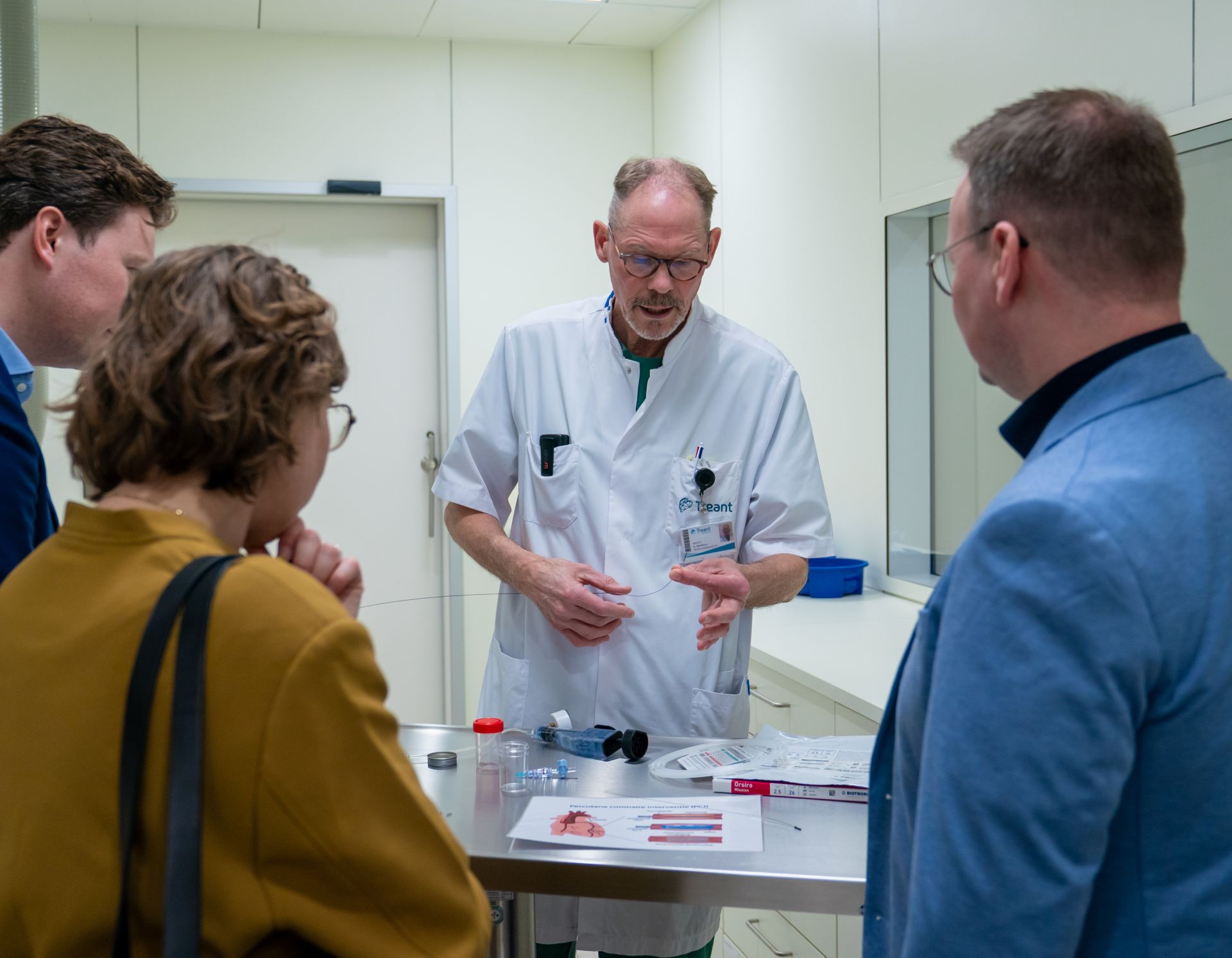 Werkbezoek ChristenUnie Emmen aan ziekenhuislocatie Scheper van Treant. Op de foto geeft een collega uitleg over de hartzorg in het Hartinterventiecentrum.