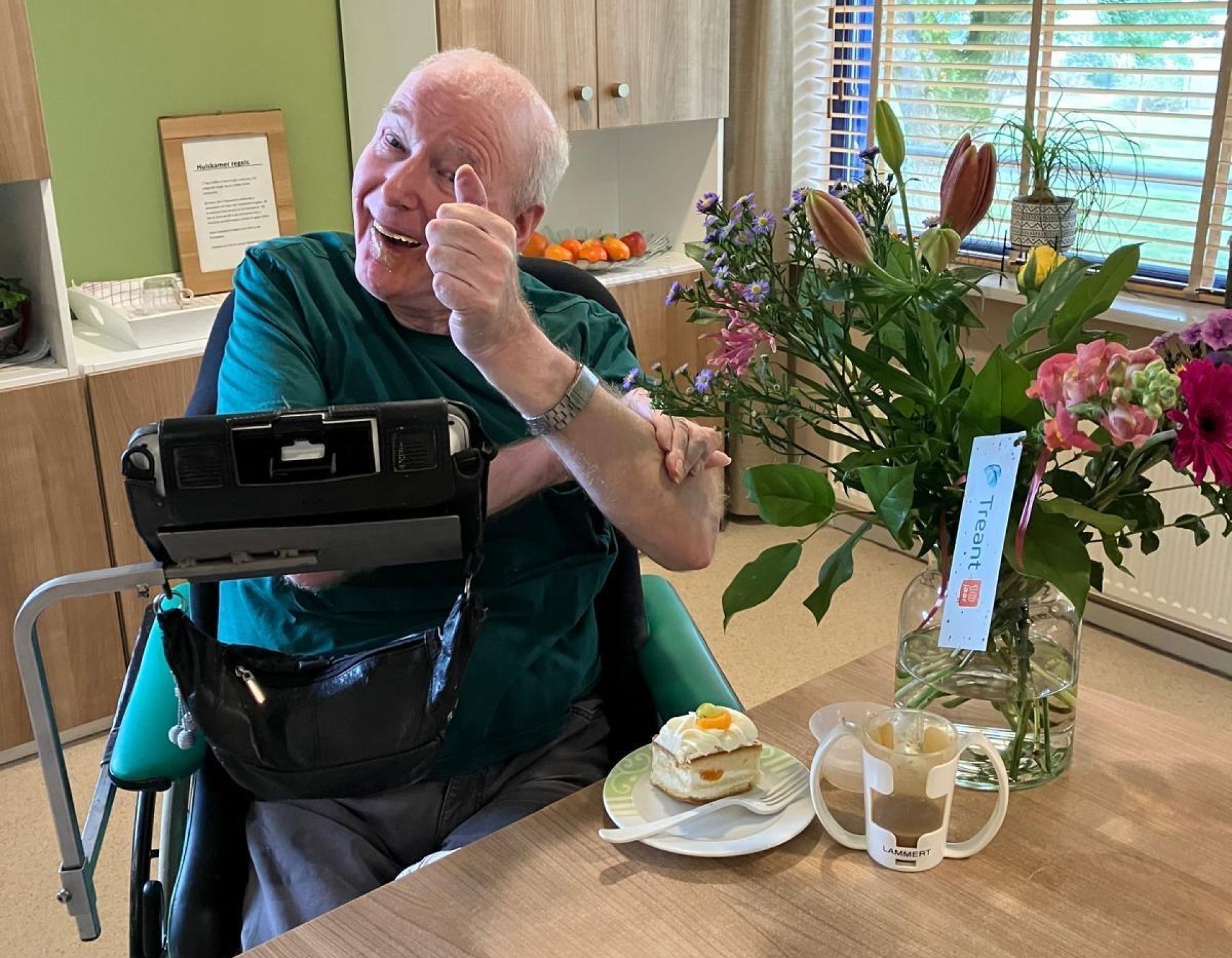 Cliënten steekt duim omhoog en geniet van koffie en taart