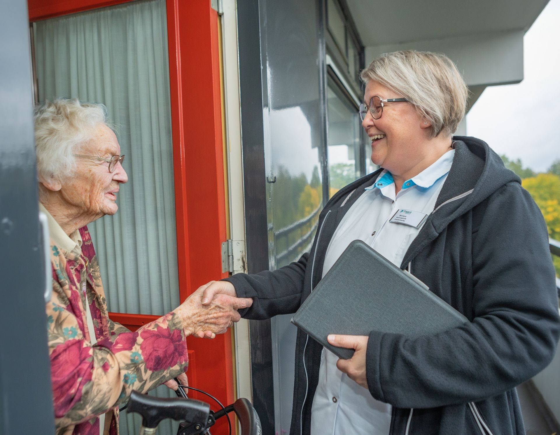 Cliënt opent de deur voor medewerker Treant