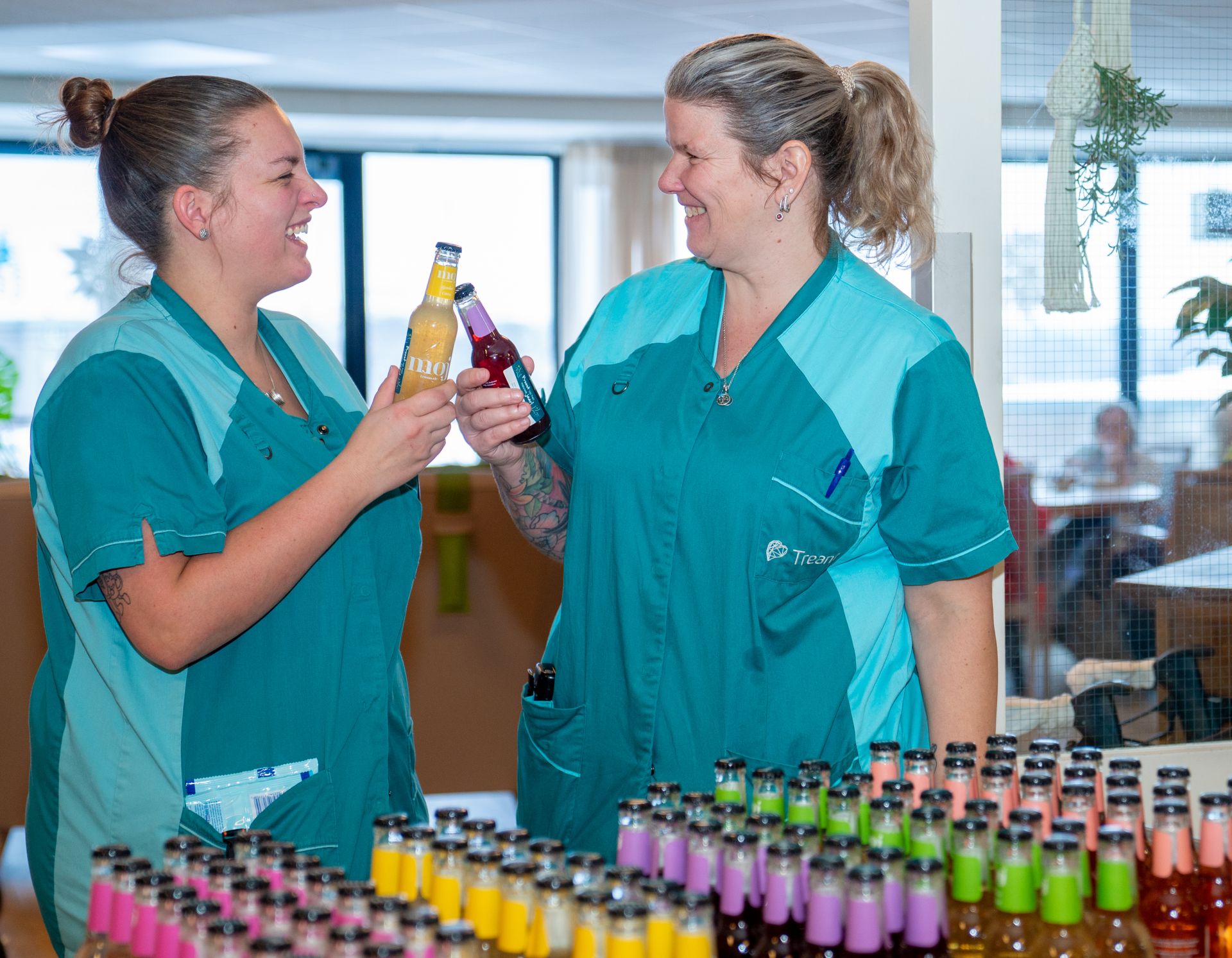Collega's zijn blij met het flesje frisdrank als nieuwjaarstraktatie 