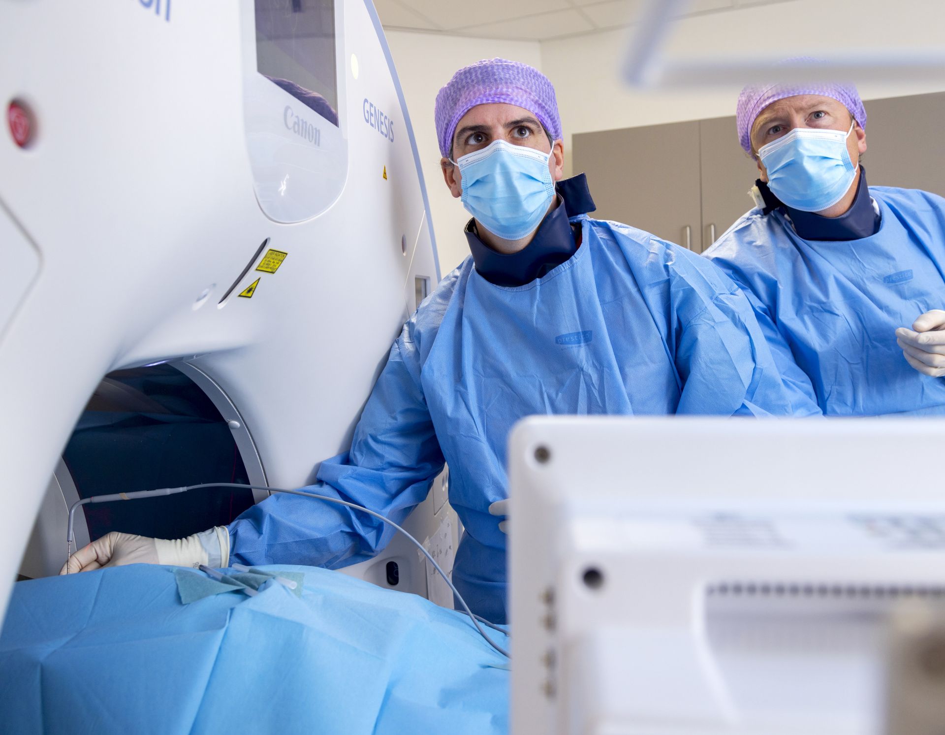 Interventieradiologen van Treant tijdens cryo-ablatie (behandeling van niertumoren)