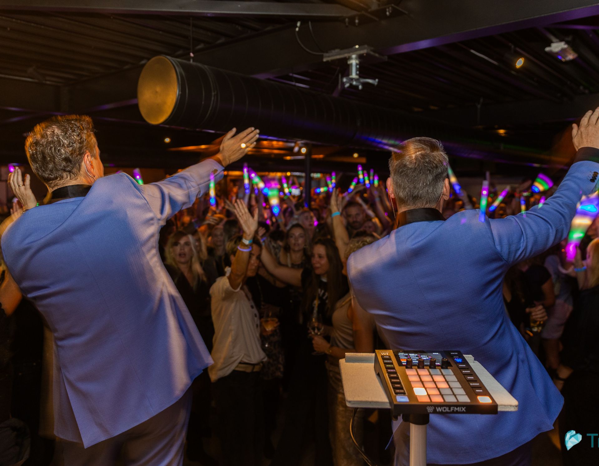 mensen zijn aan het dansen