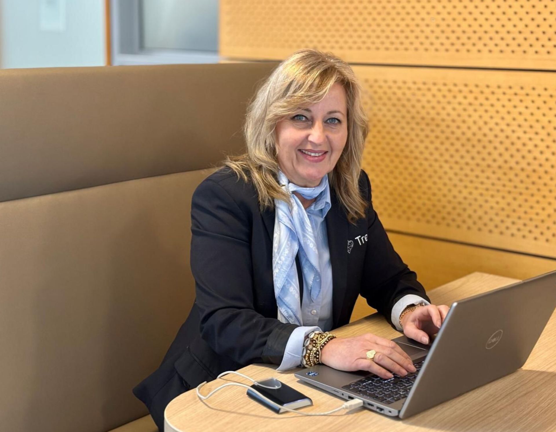 Collega achter haar laptop lachend