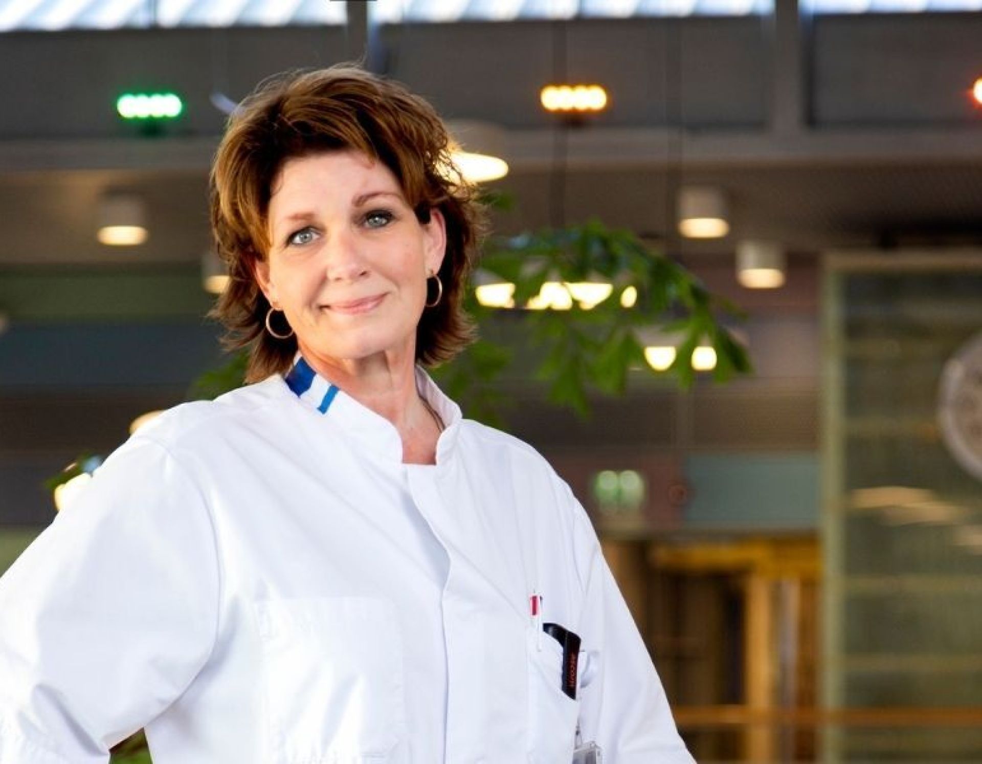 Riette Pastoor staat in het ziekenhuis en heeft haar linker hand in haar zij