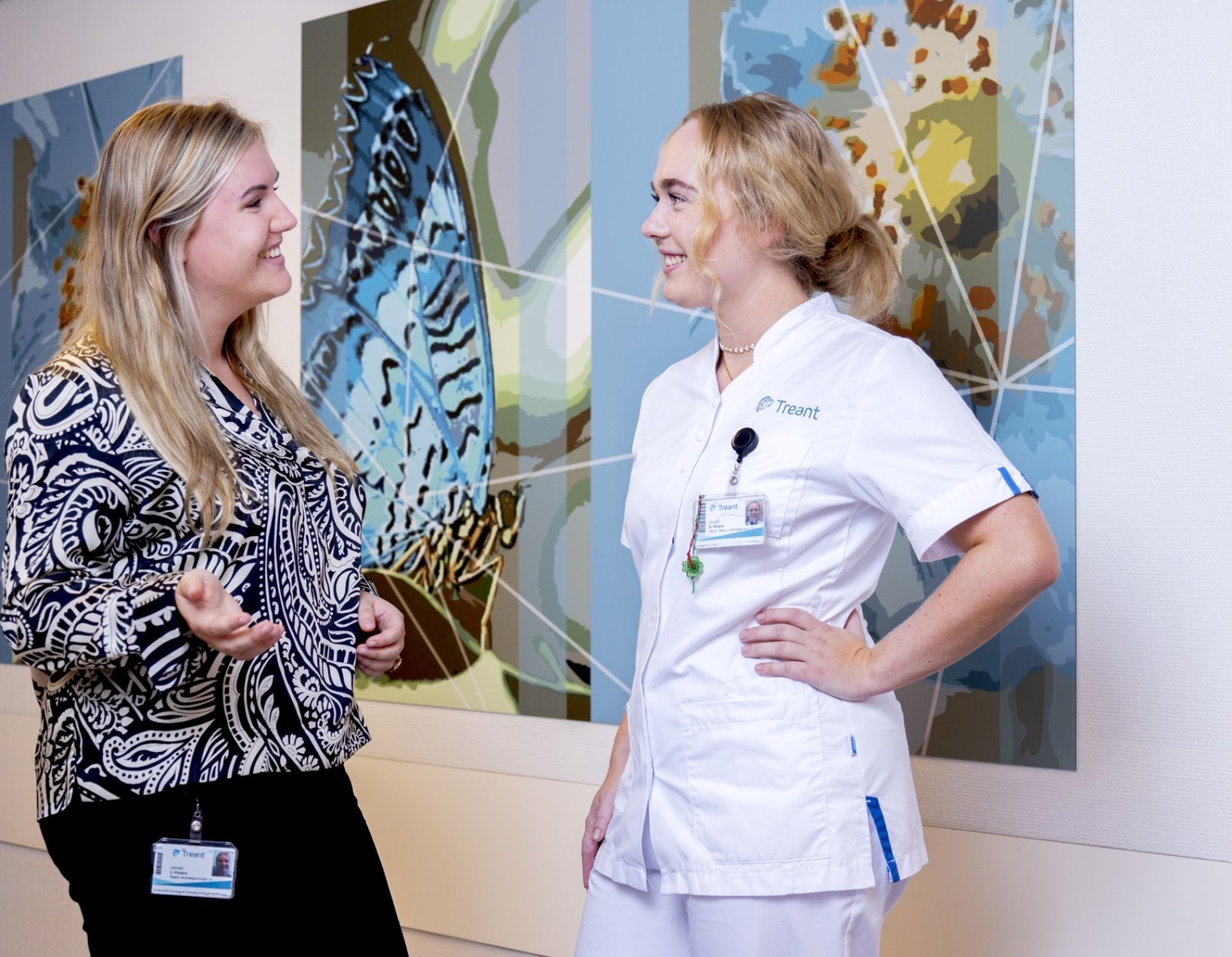 verpleegkundigen Ilse en Sanne die met elkaar in gesprek zijn over magneetorganisatie