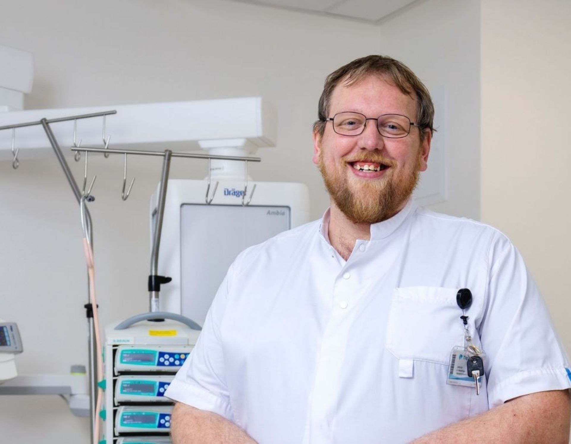 Joris staat op een behandelkamer op de Intensive Care met de handen over elkaar heen