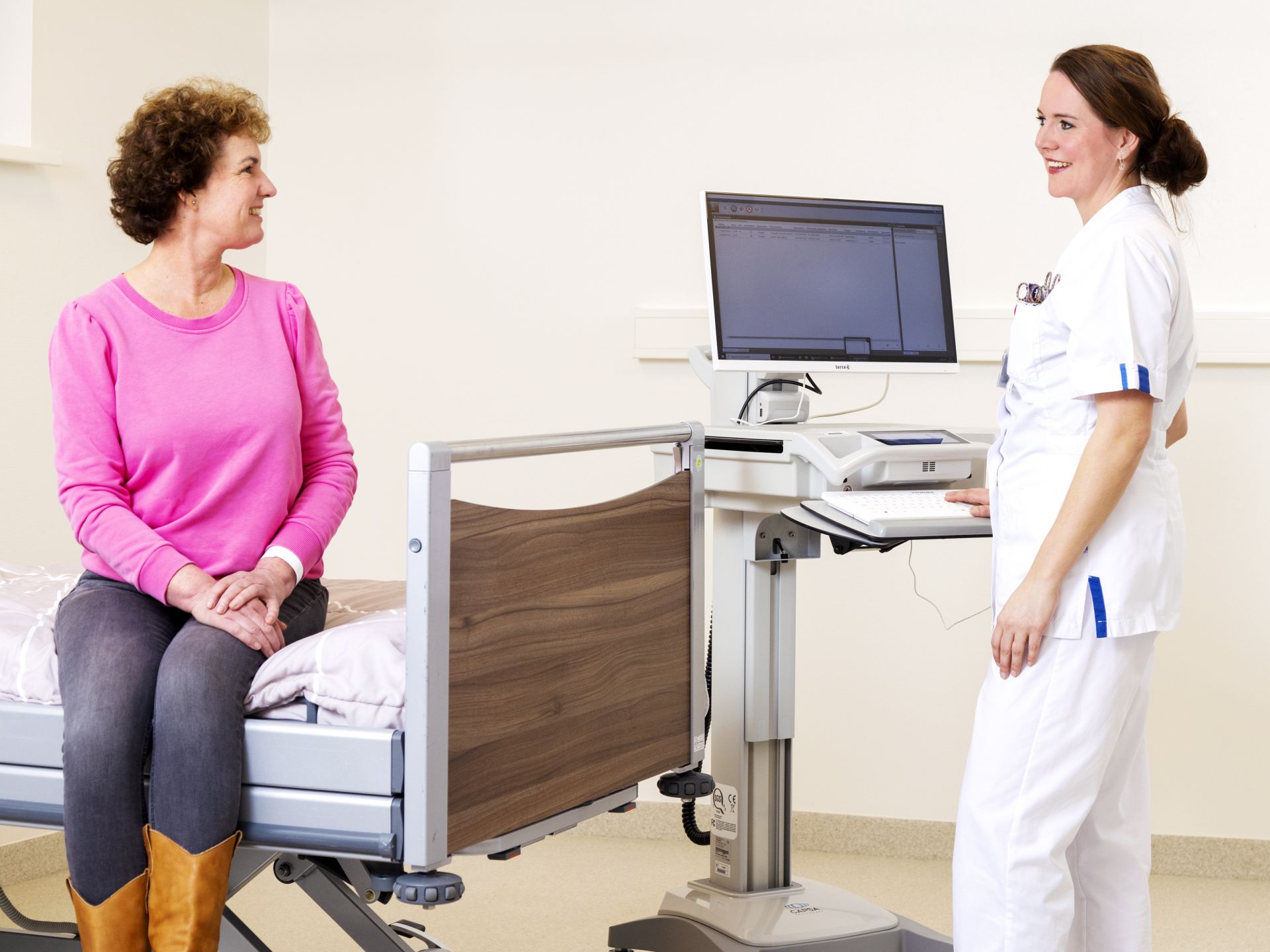 Vrouw krijgt een intake op de afdeling hematologie