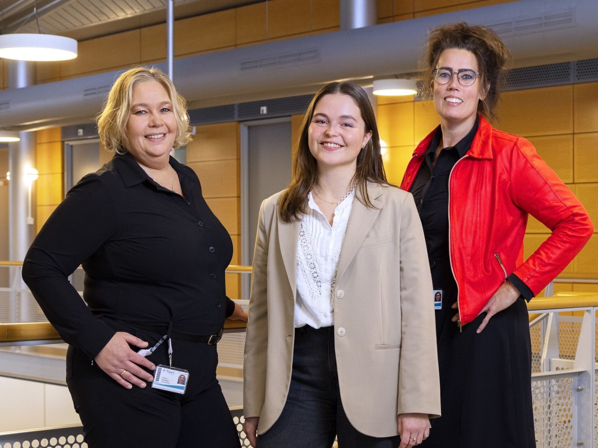 Drie vrouwen poseren bovenaan de trap