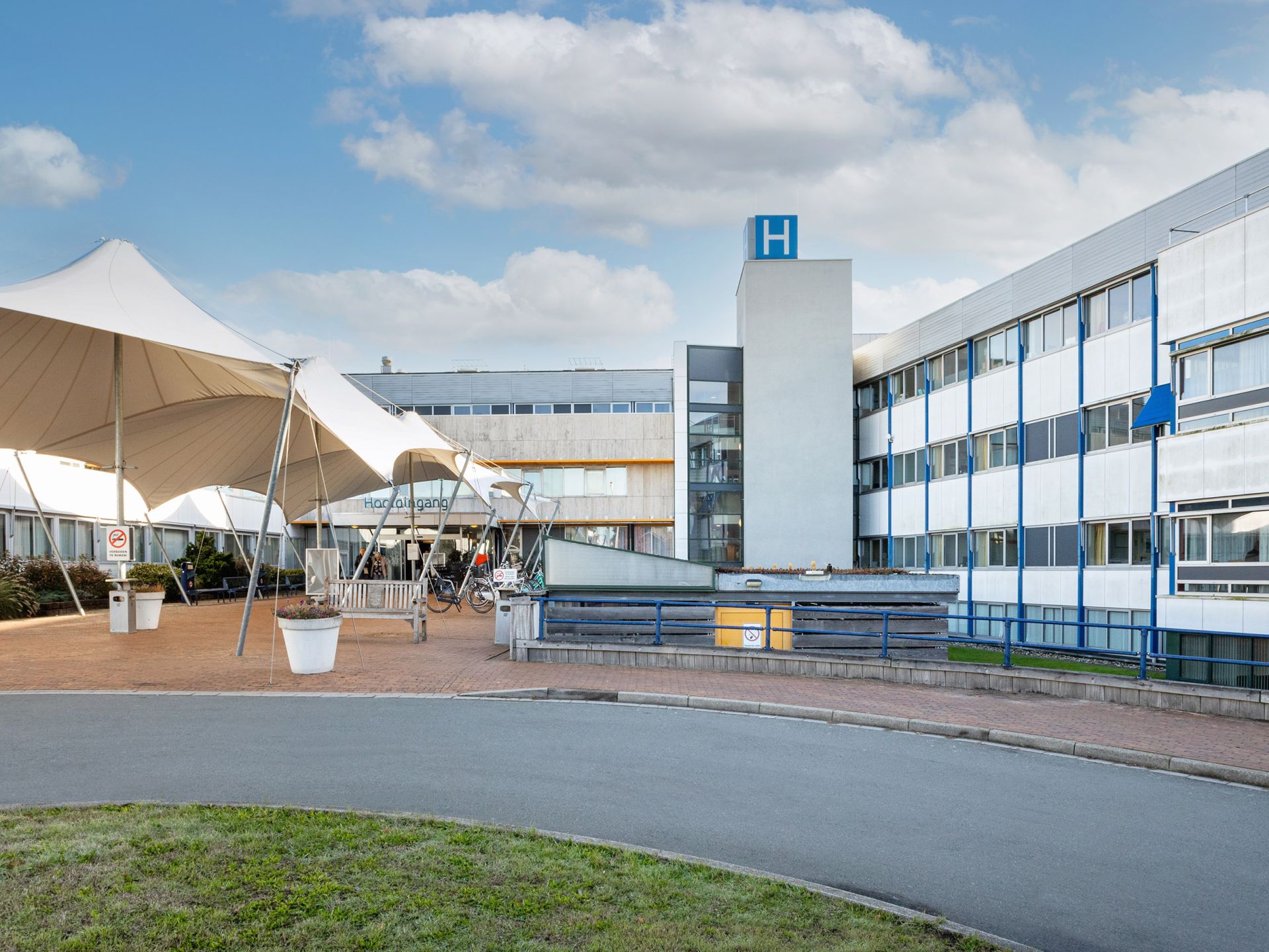 buitenkant gebouw ziekenhuislocatie Refaja