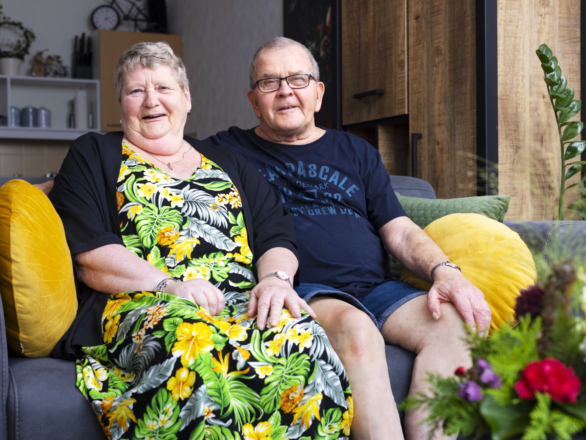 Harm en Grietje zitten samen op een stoel