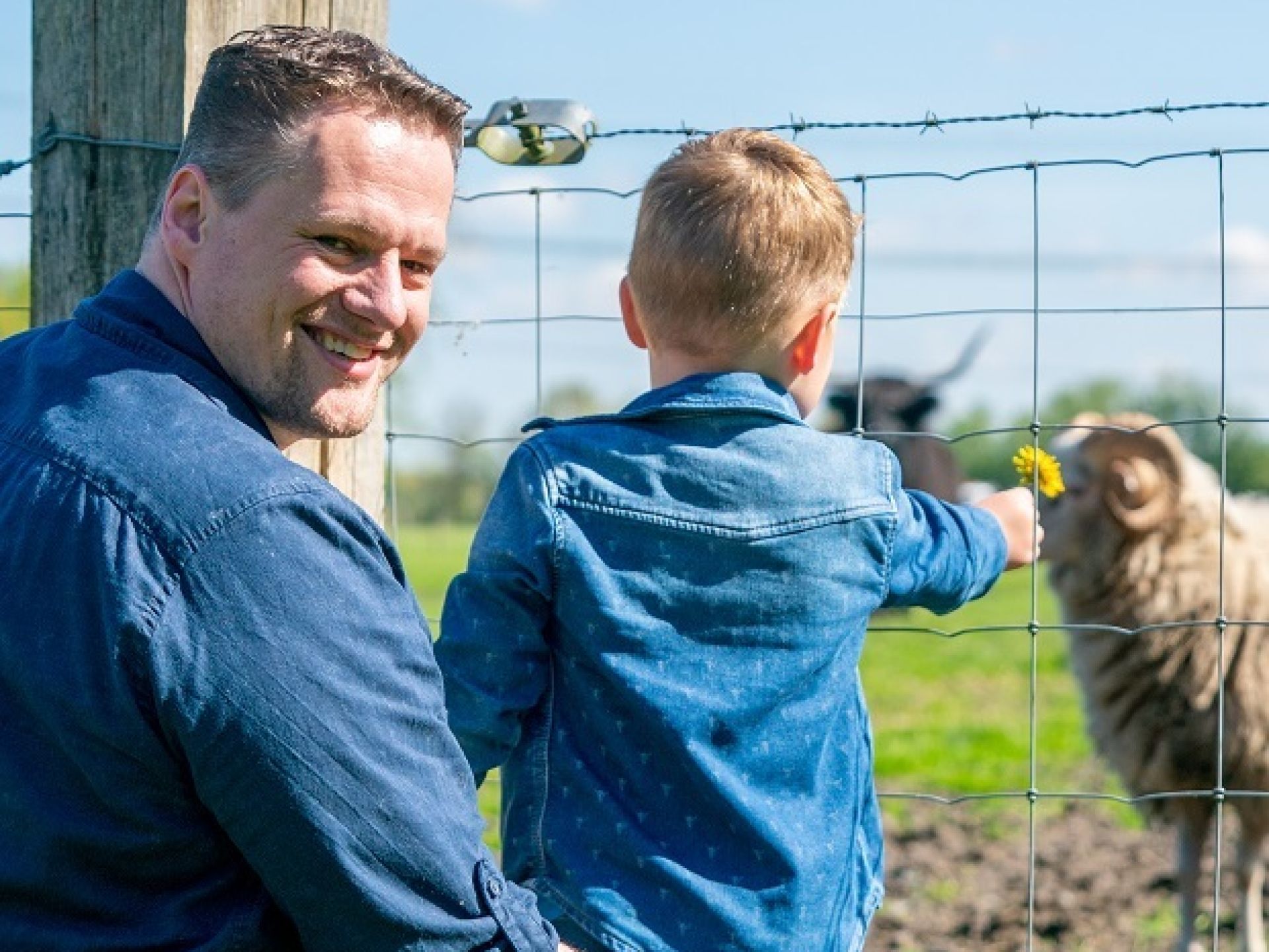 Marc Bruins geniet met zijn zoontje van de kinderboerderij