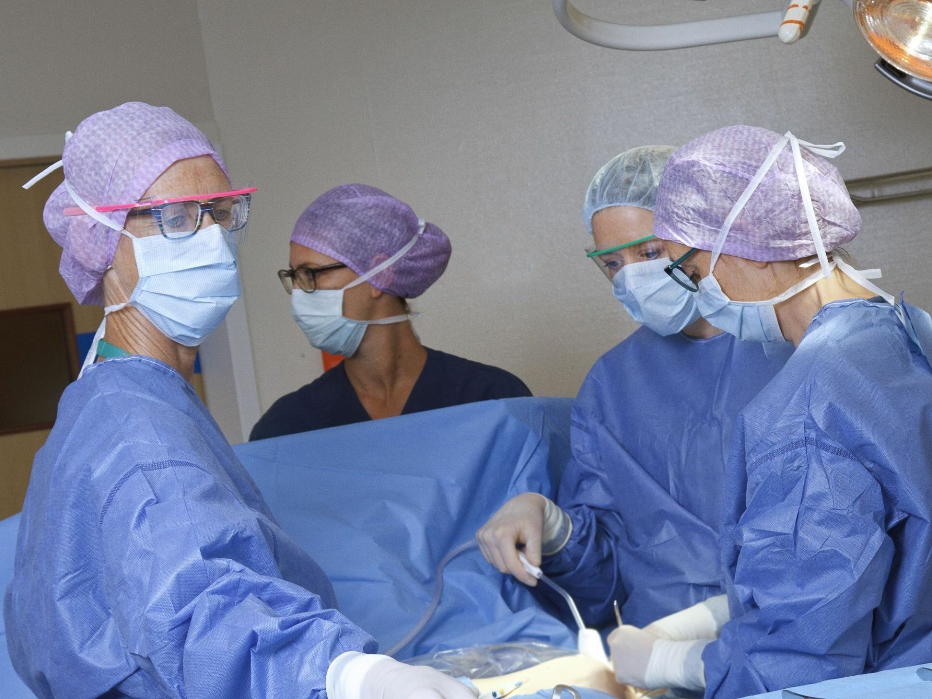 Vrouwelijke artsen zijn druk bezig tijdens een operatie