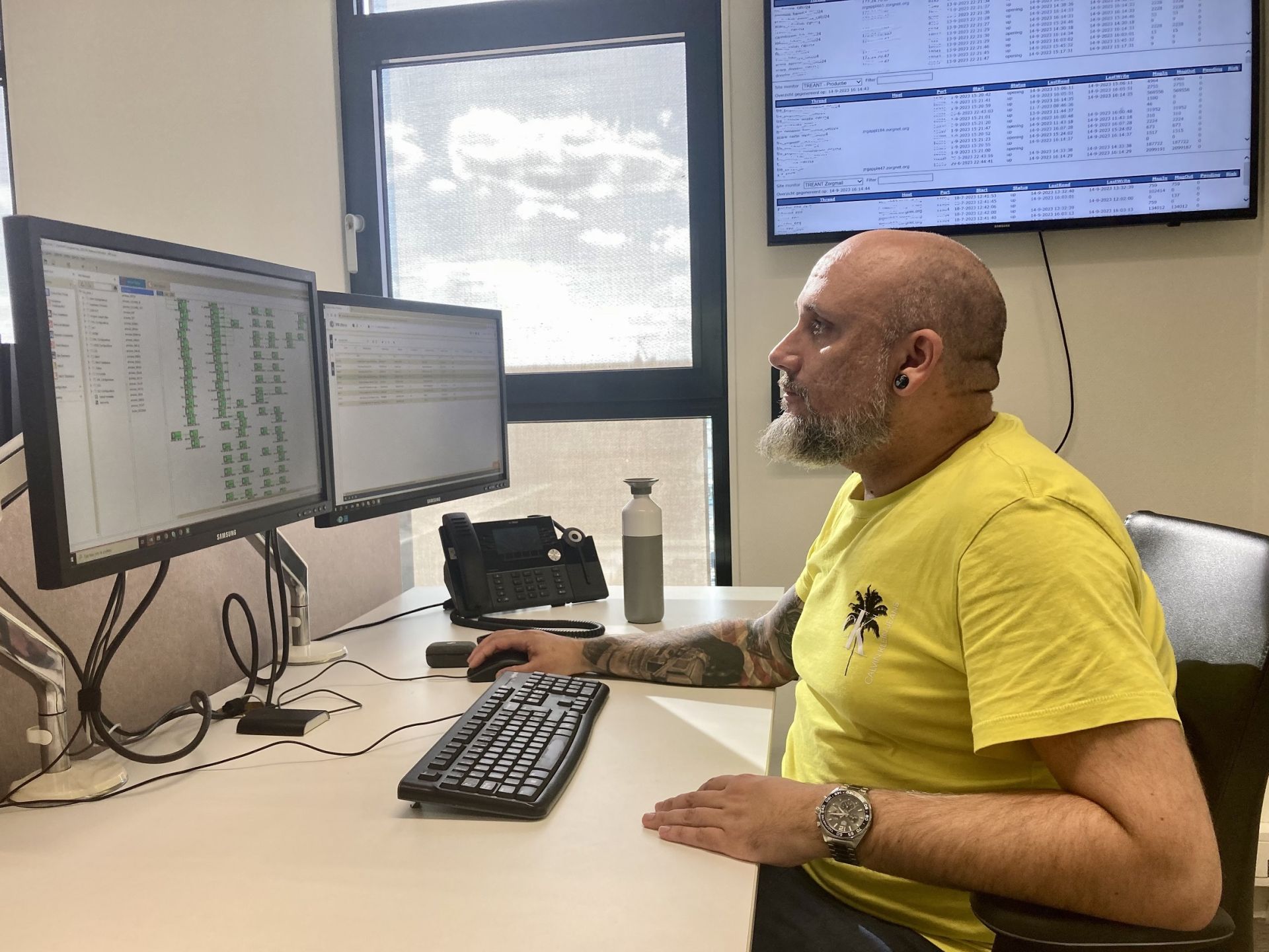 Medewerker Rob de Jonge is aan het werk achter zijn computer.