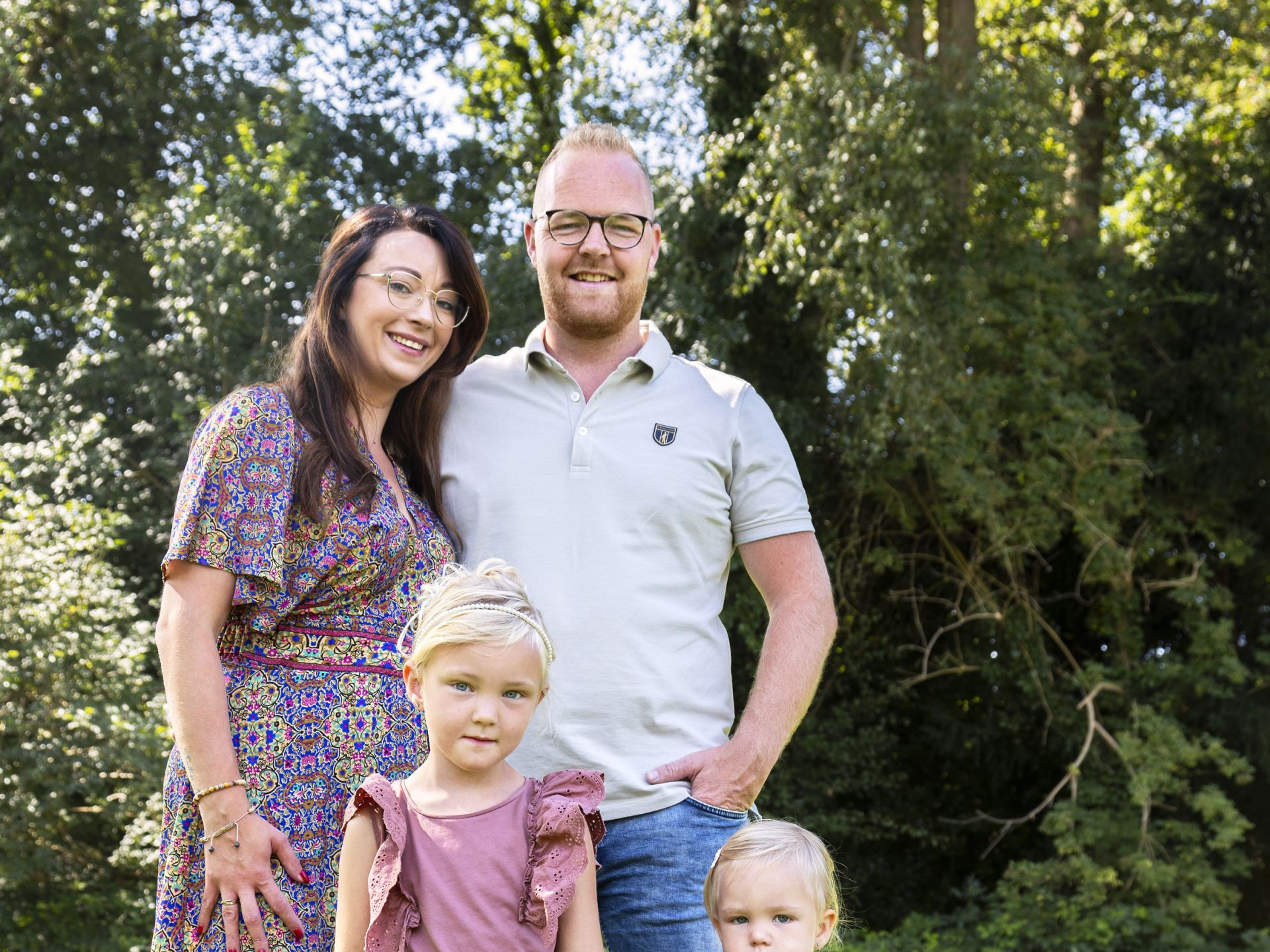 Aagje Bos zit op een bankje in een groene omgeving