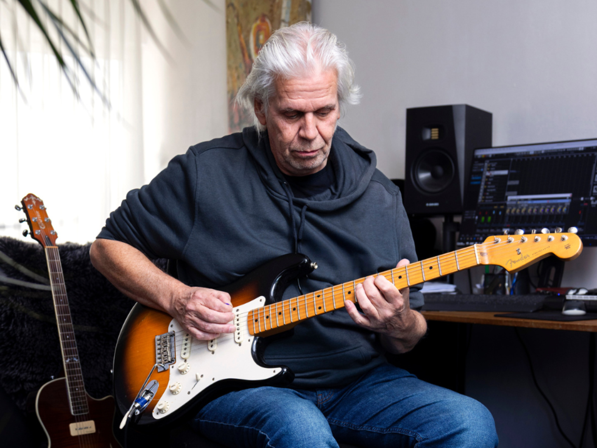 Geerten vertelt over muziekthreapie met zijn gitaar 